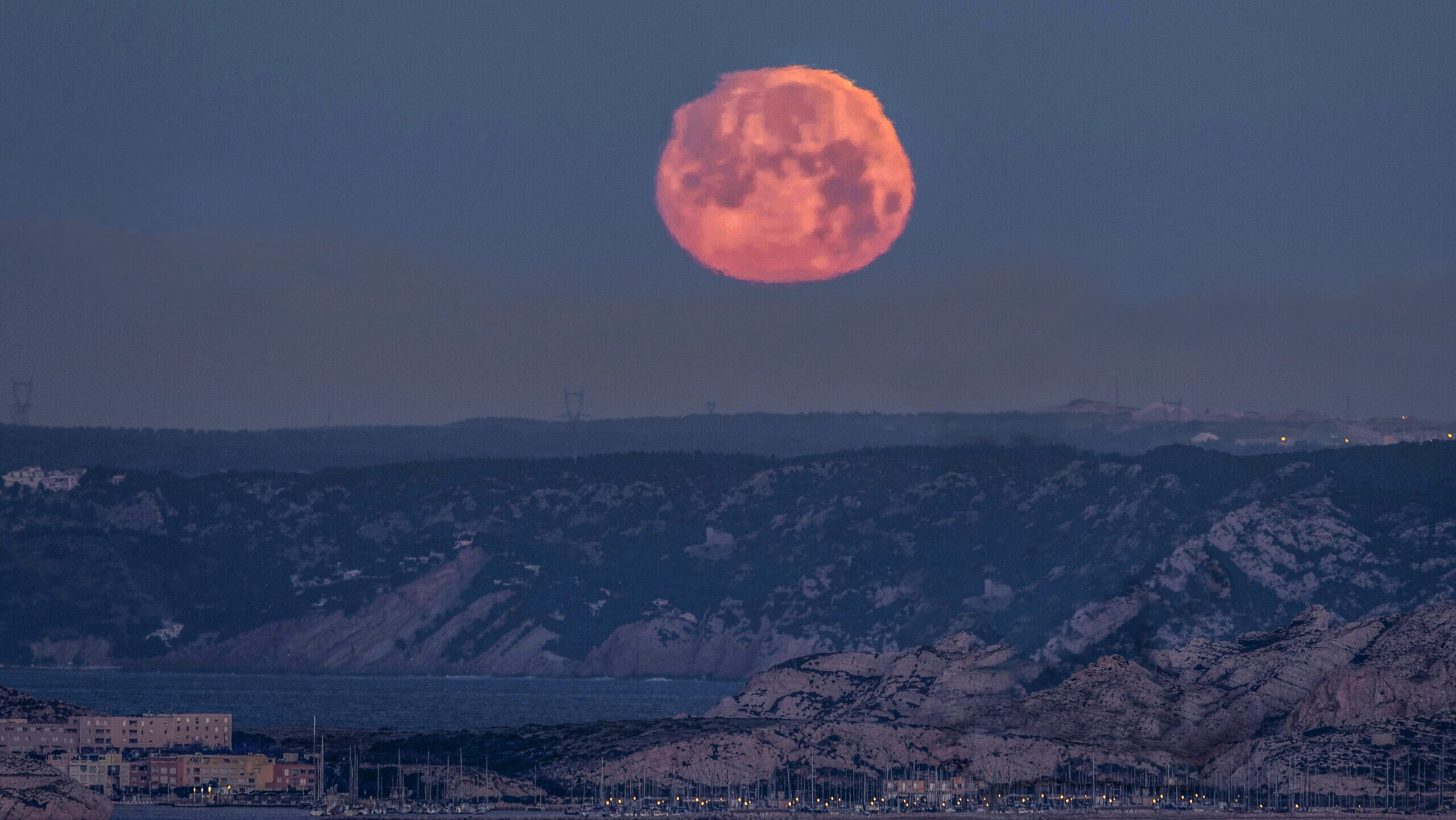 Le coucher de la première pleine lune de l