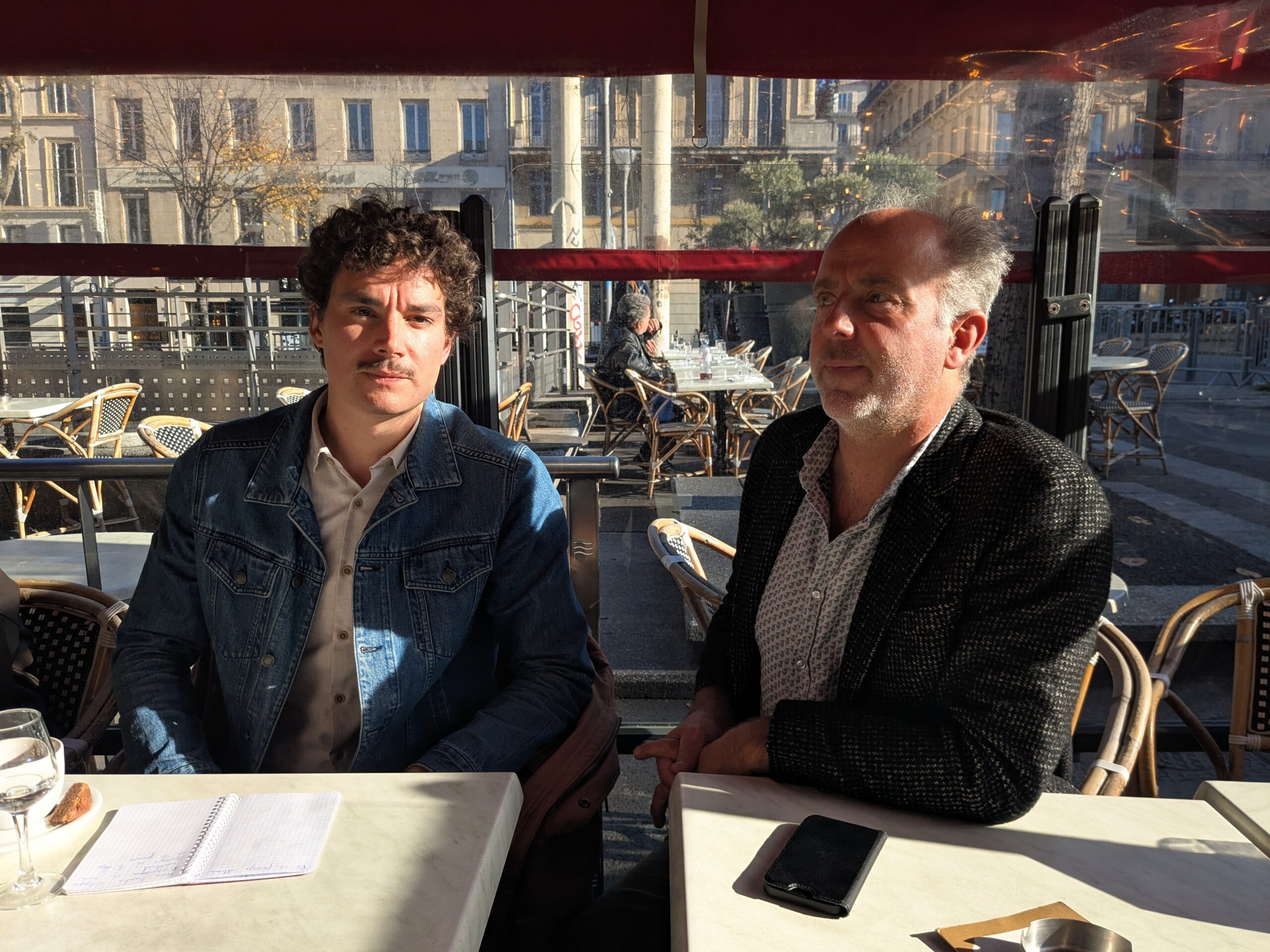 Sébastien Barles et Paul Poulain dans un café du centre-ville de Marseille.(Photo : V.A)