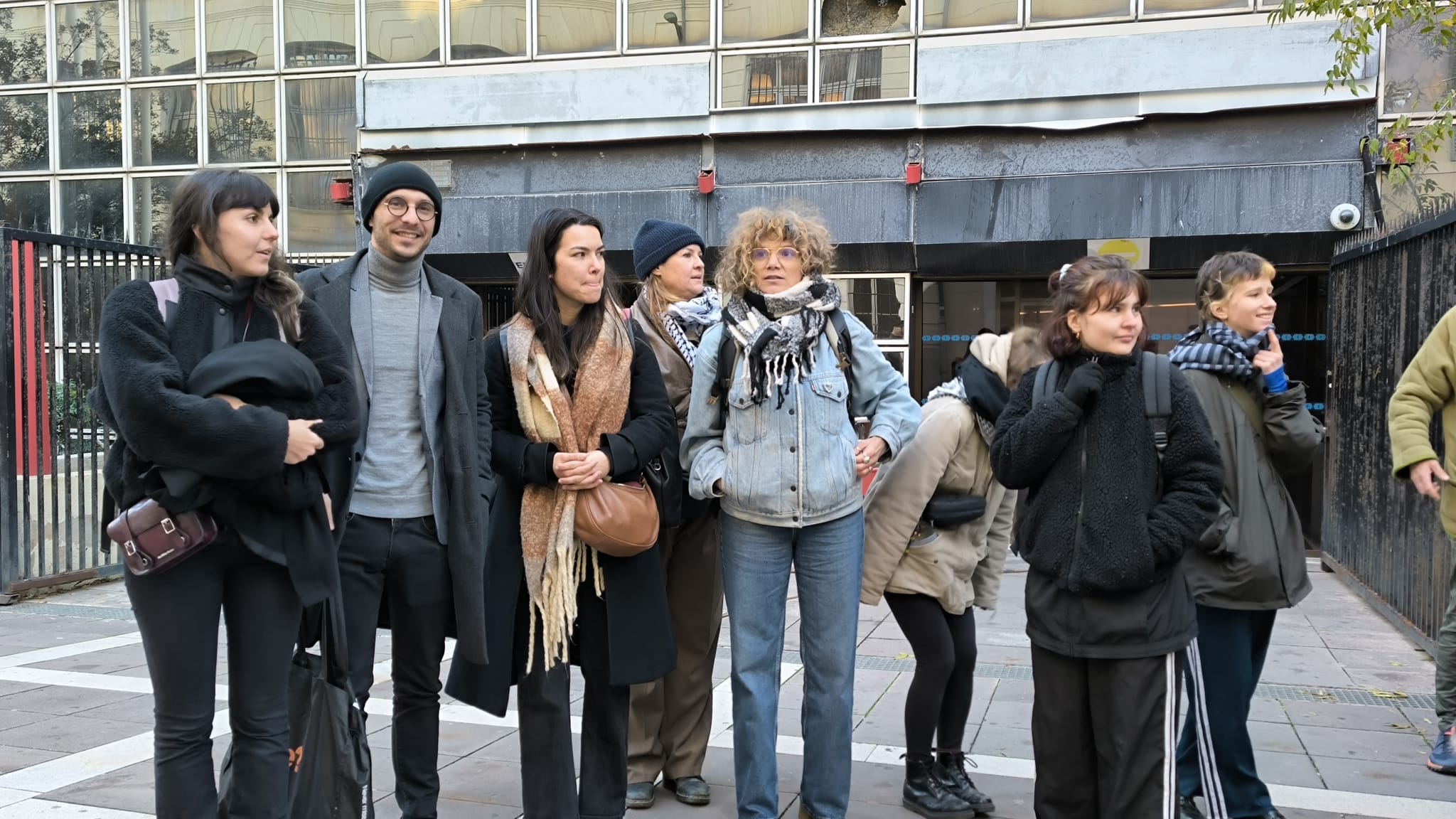 Des personnes interpellées en octobre après une manifestation devant Eurolinks, accompagnées de leurs avocats. (Photo : Z.C.)