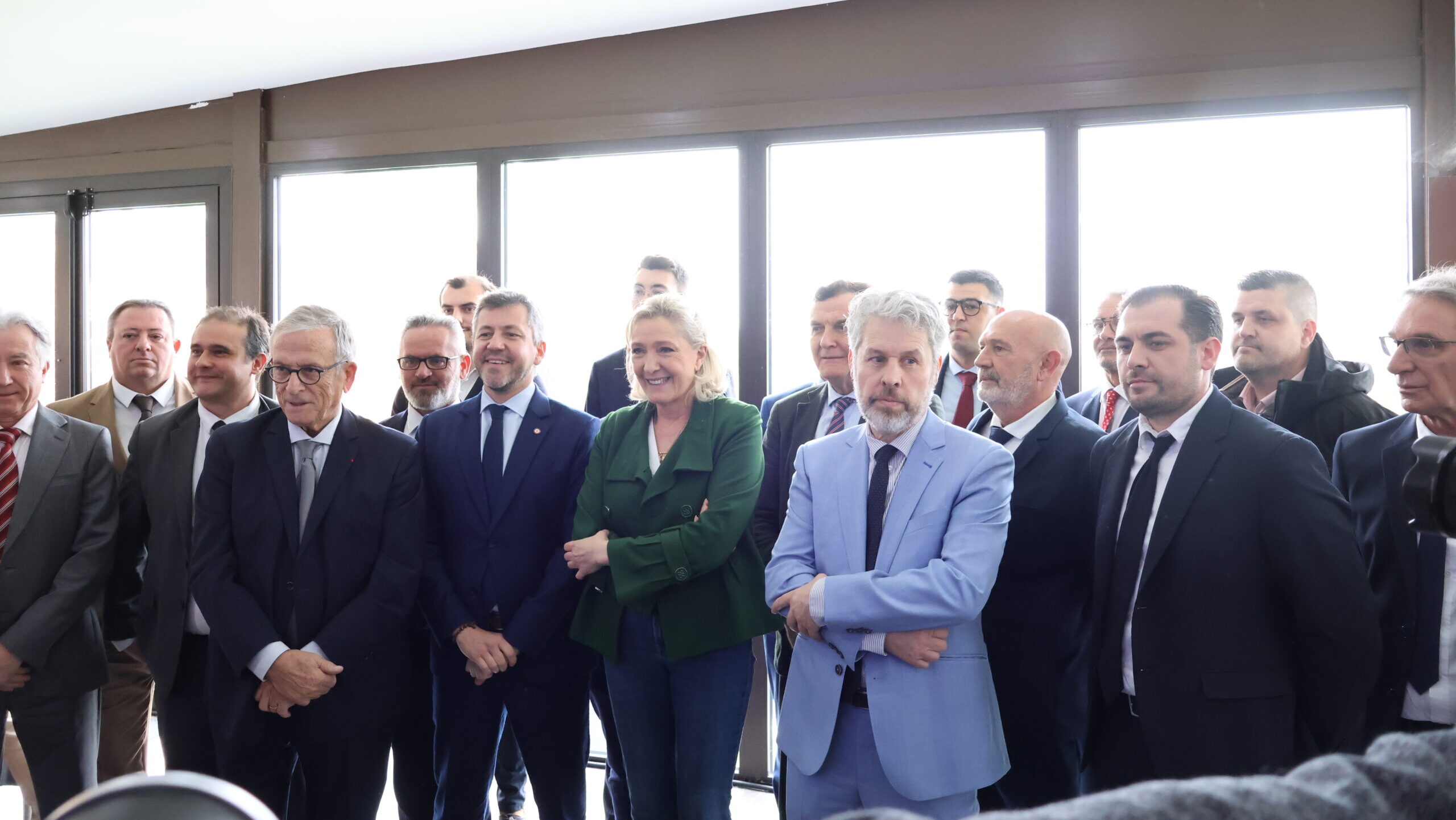 Franck Allisio et Marine Le Pen entourés des têtes de liste RN pour les municipales dans les Bouches-du-Rhône. (Photo : CMB)