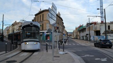 Le panneau directionnel situé au milieu de la piste cyclable, au niveau du croisement entre l’avenue Salengro et la rue d’Anthoine. (Photo : ML)