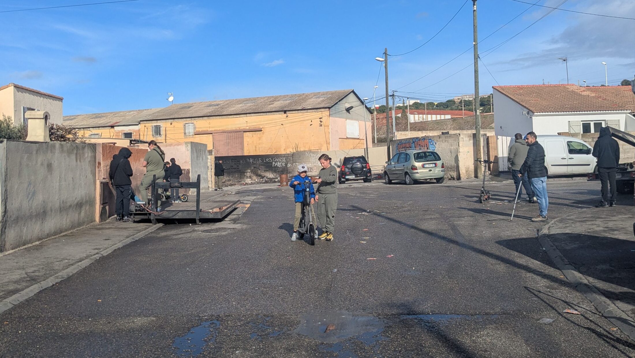 À Ruisseau Mirabeau, les enfants jouent entre décharge sauvage et poids lourds