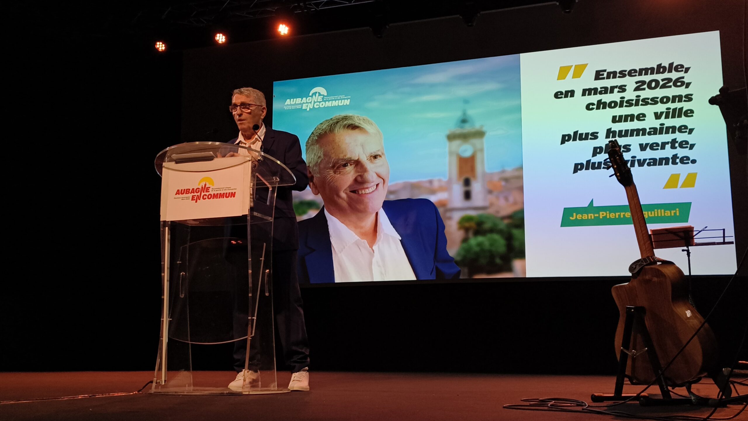 Jean-Pierre Squillari à la tribune de son meeting, mardi 27 janvier 2026, Espace des libertés, à Aubagne. (Photo : Roni Gocer)