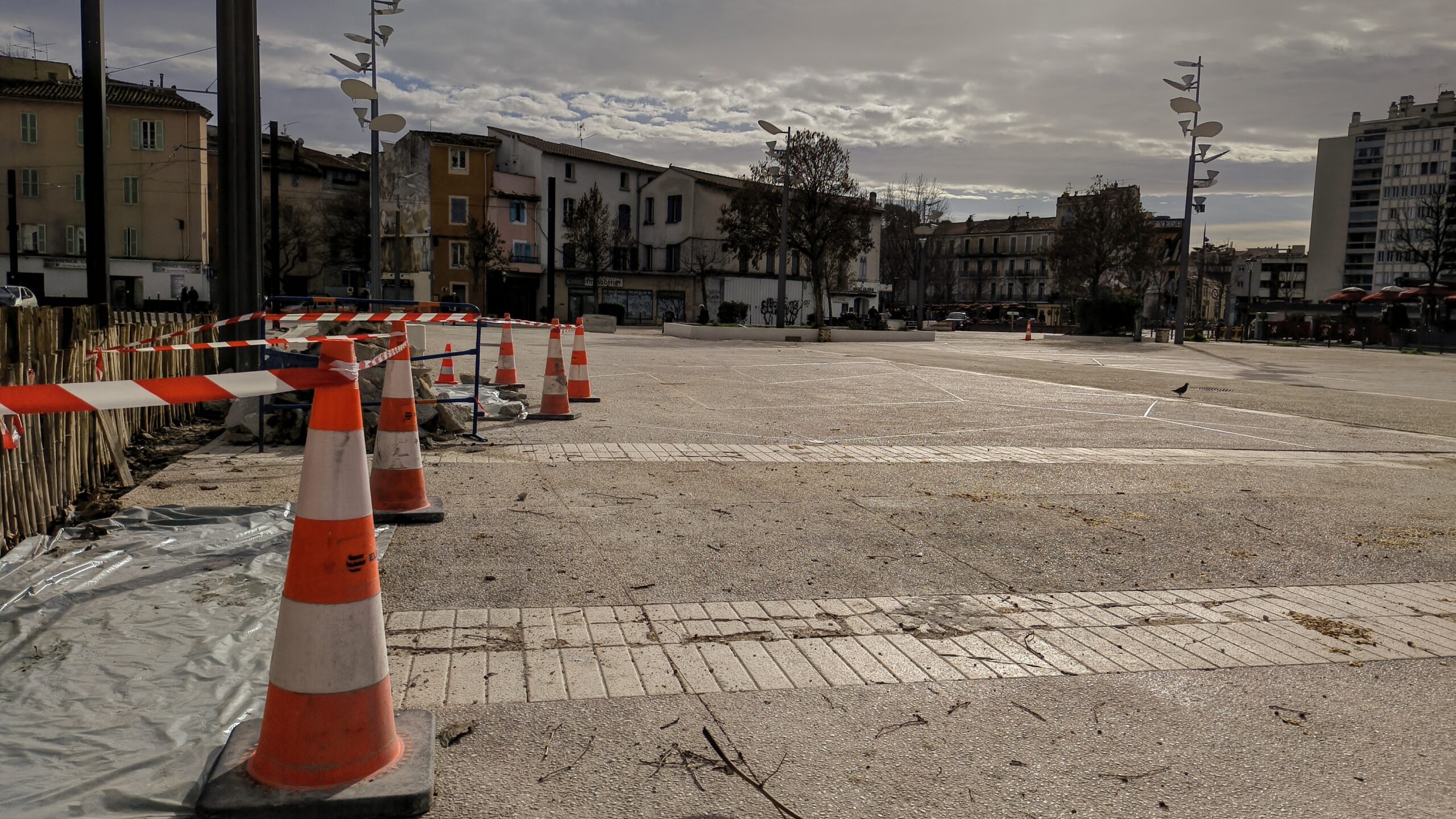 Chantier sur le cours Voltaire, à Aubagne, mercredi 11 février 2026. (Photo : Roni Gocer) 