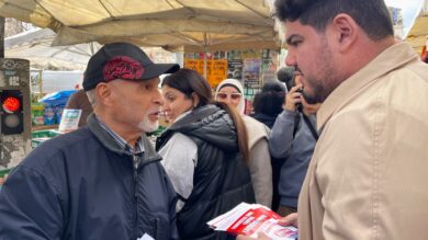 Amine Kessaci, en campagne pour le Printemps marseillais, à Marseille, le 10 mars 2026. (Photo : C.By.)