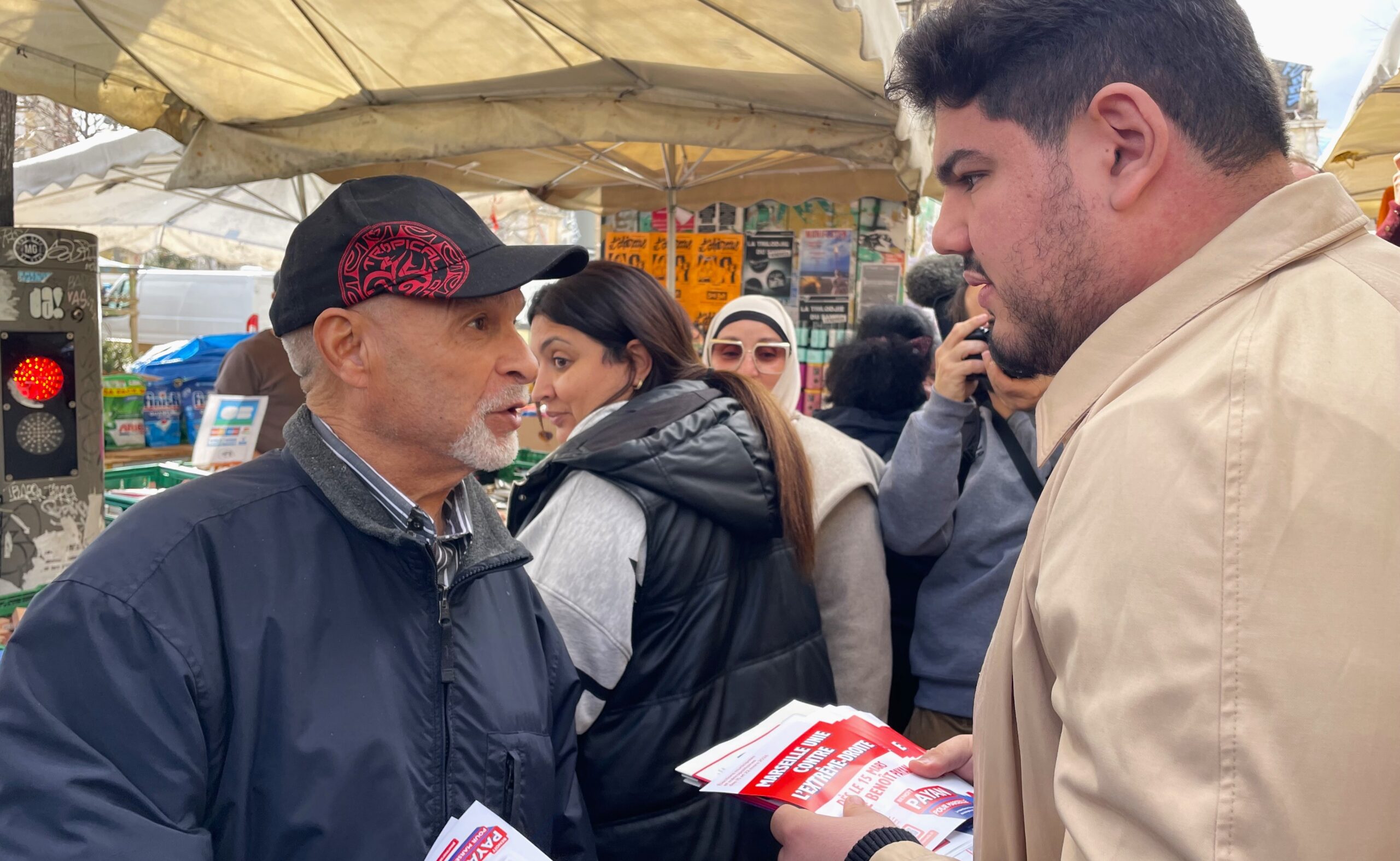 Amine Kessaci, en campagne pour le Printemps marseillais, à  Marseille, le 10 mars 2026. (Photo : C.By.)