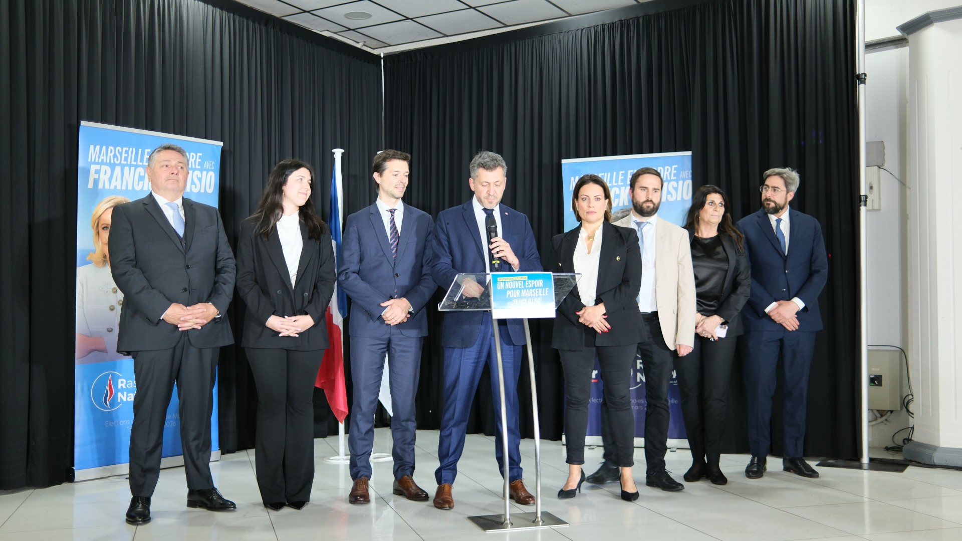 Franck Allisio (RN) avec ses têtes de liste par secteur après les résultats des municipales. (Photo : ML)