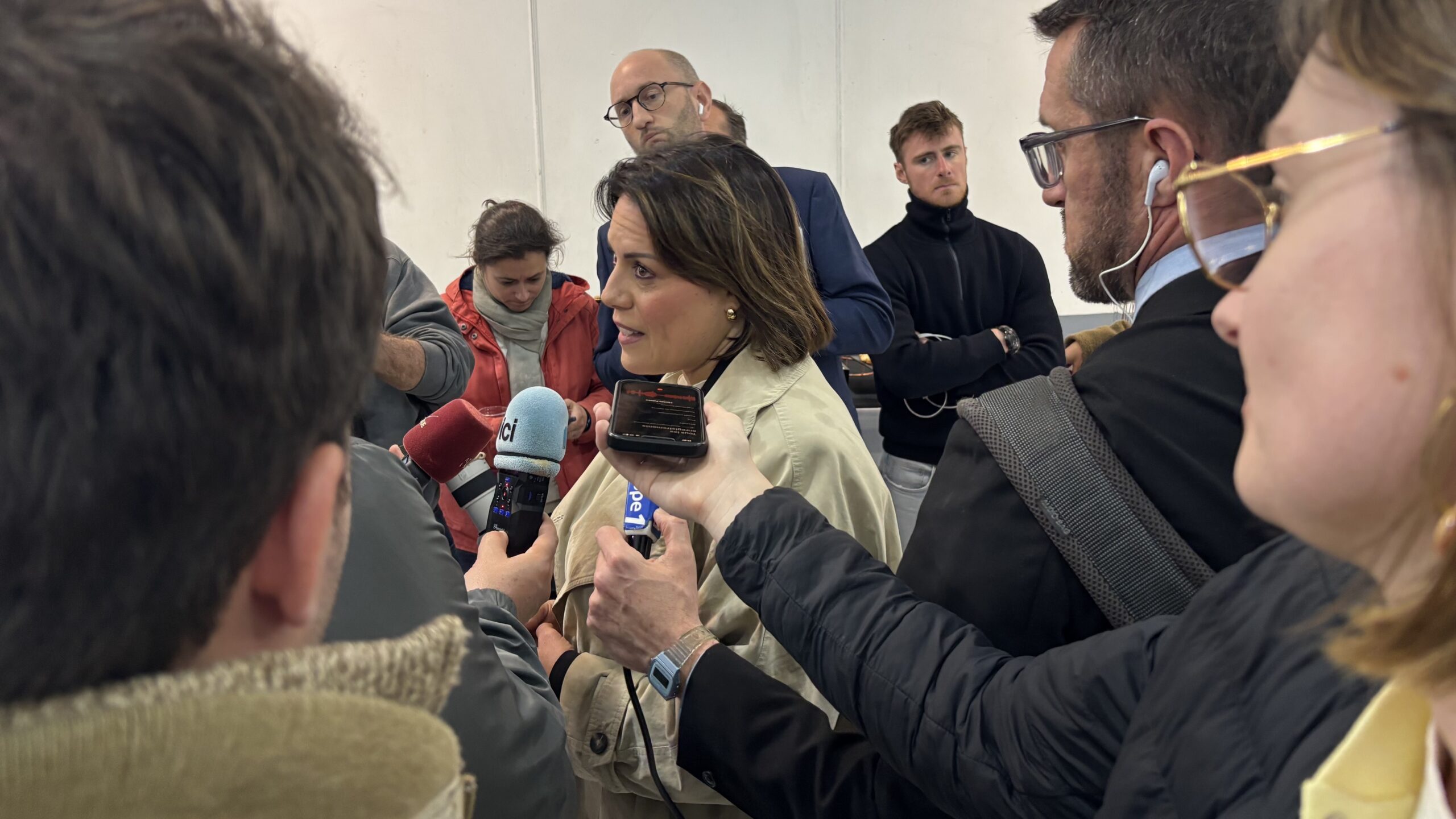 Éléonore Bez (RN) annonçant son élection à la mairie des 9/10 le 22 mars 2026. (Photo : ML)