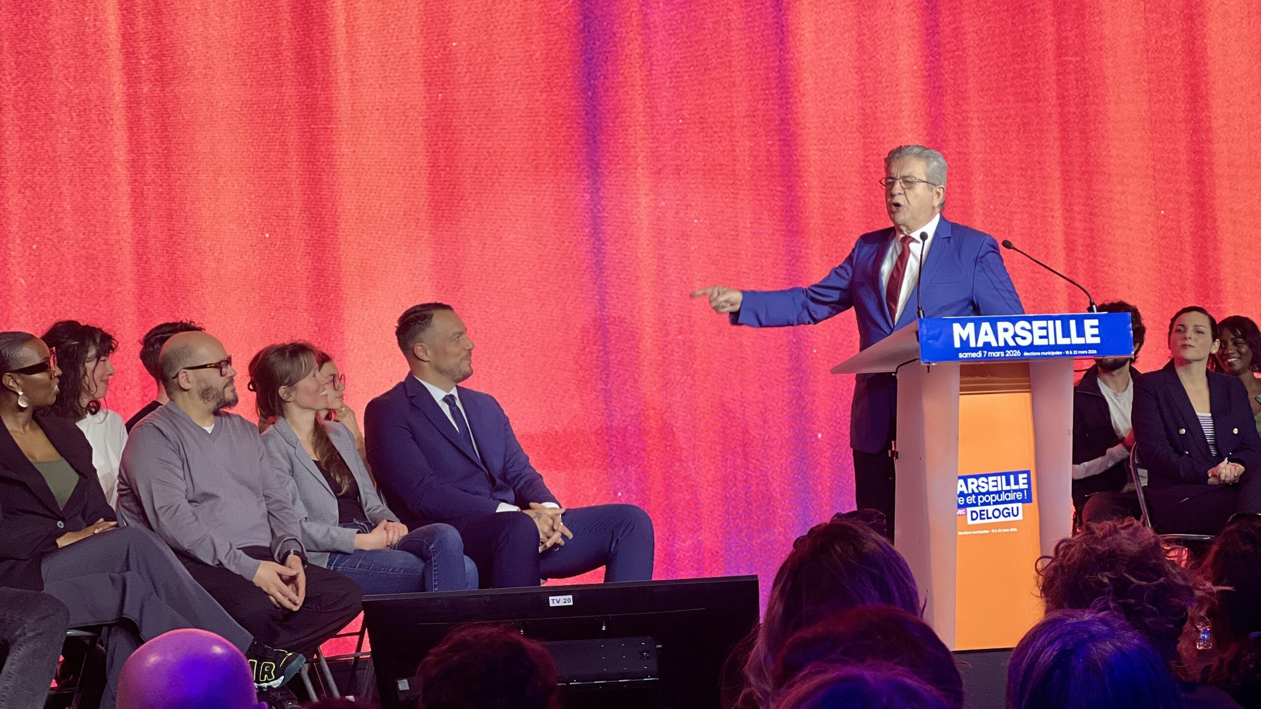 Jean-Luc Mélenchon, Sébastien Delogu et les têtes de liste insoumises à la Friche le 7 mars 2026. (Photo : CMB)