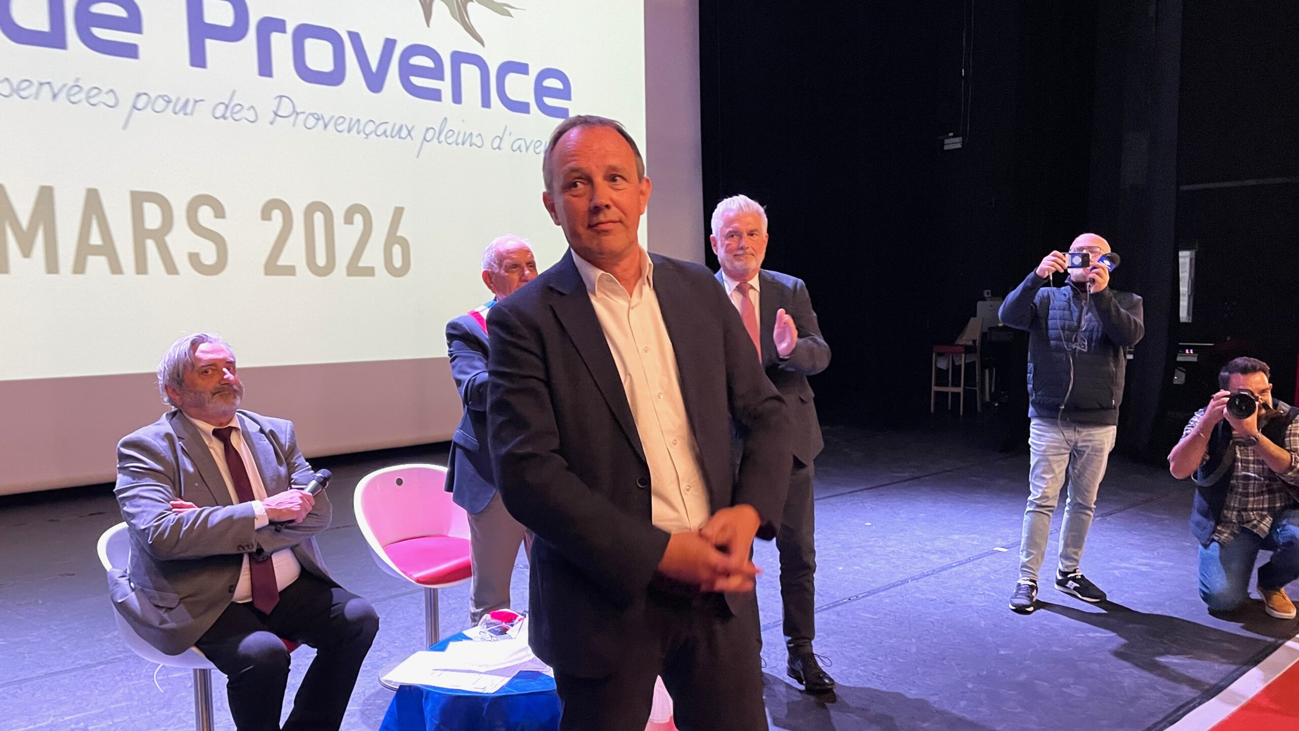 Nicolas Isnard, maire Les Républicains de Salon-de-Provence, annonce sa candidature à la présidence de la métropole, le 30 mars 2026. (Photo : C.By.)