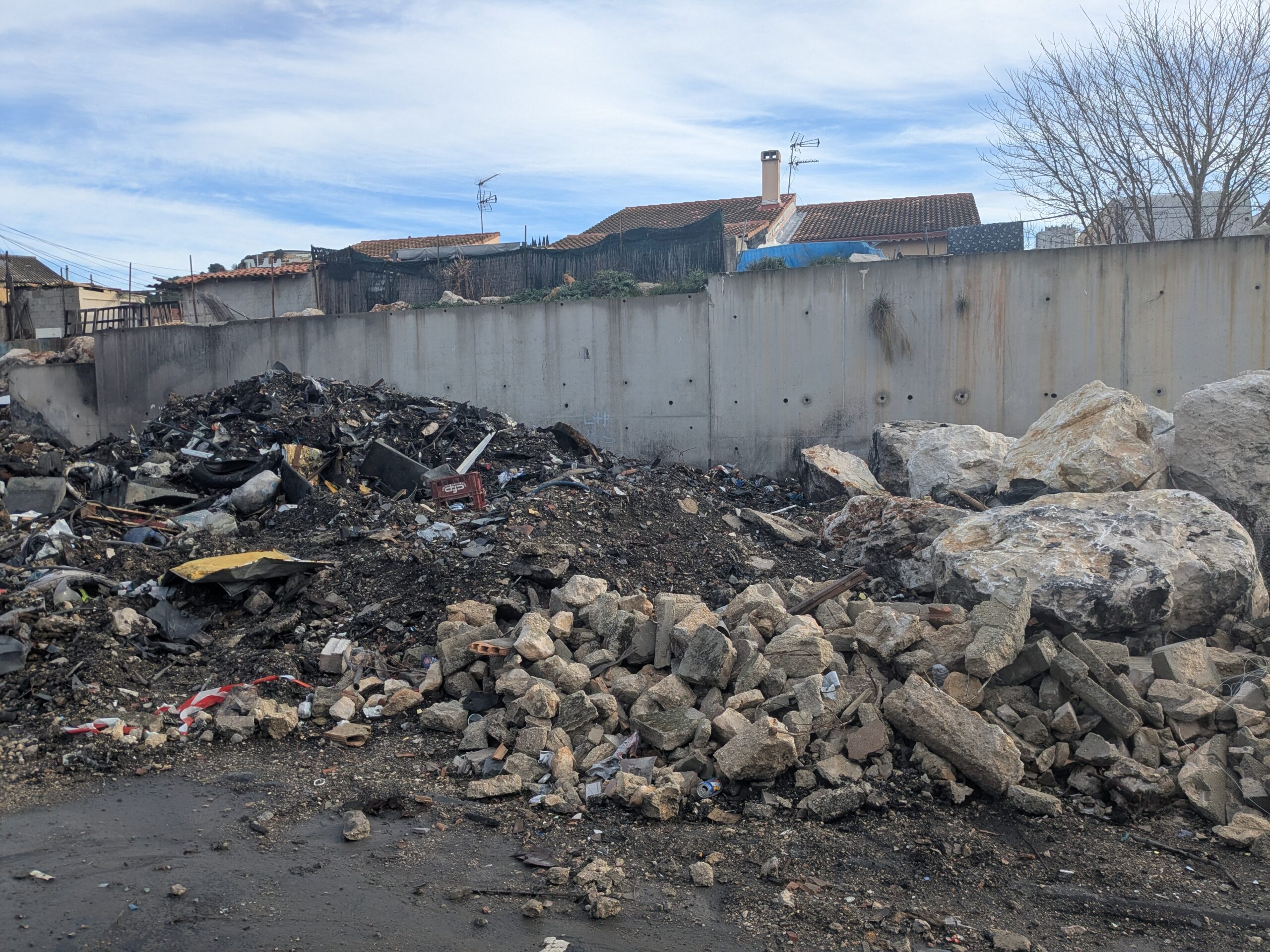 Le terrain vague qui jouxte la résidence Ruisseau Mirebeau avant les derniers enlévements de déchets. Photo : VA