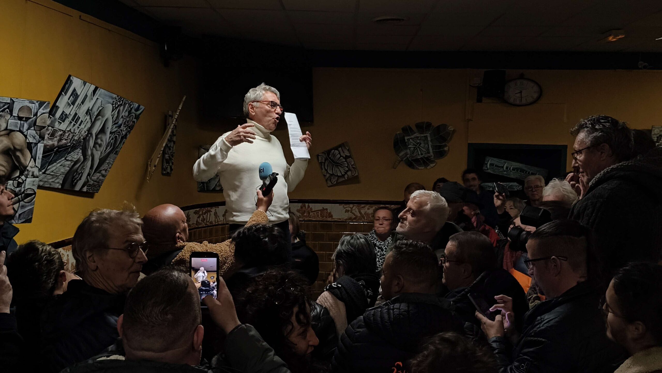 Devant une centaine de ses soutiens euphoriques, Jean-Pierre Squillari (DVG) annonce sa victoire. (Photo : R.G.)