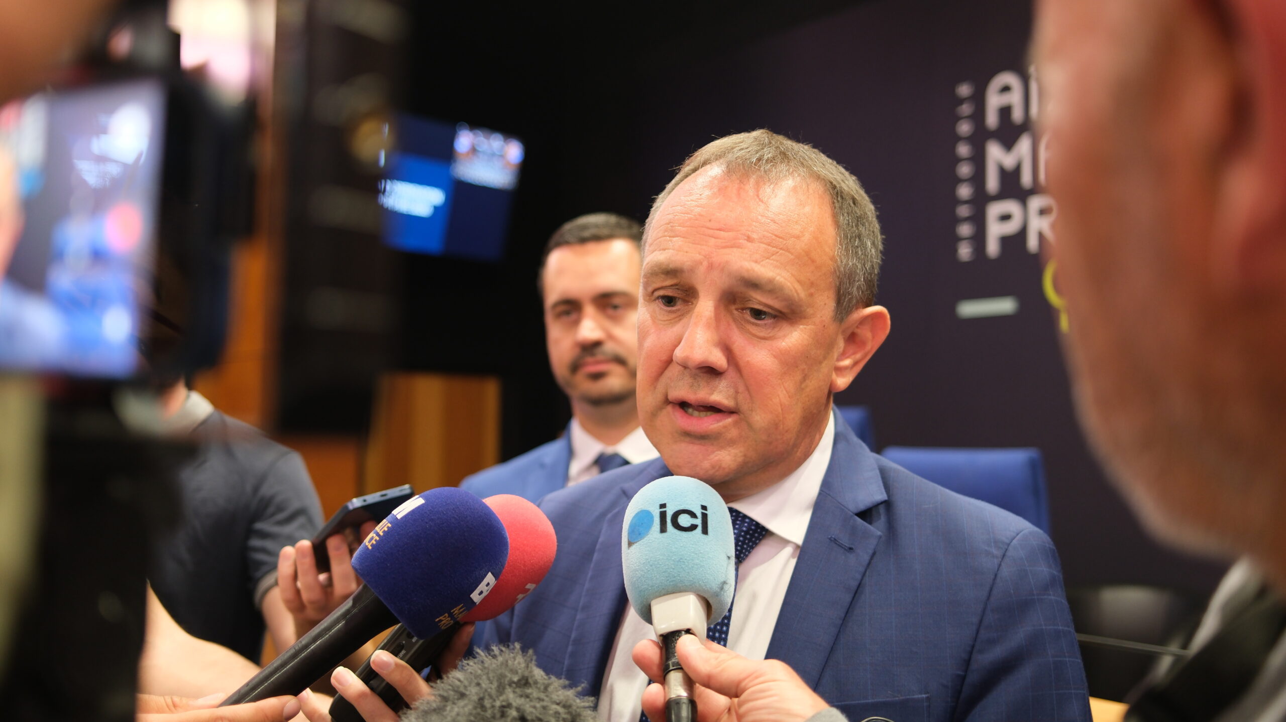 Le nouveau président de la métropole Nicolas Isnard répond à la presse, devant son vice-président, David Ytier. (Photo : M.L.)