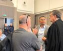 Pascal Galéoté, secrétaire général du CSE du Grand port maritime de Marseille et Bernard Cristalli (de dos) en compagnie de leur avocat Me Philippe Vouland, lors l'audience de leur procès pour abus de confiance, le 28 avril 2026. (Photo C.By.)