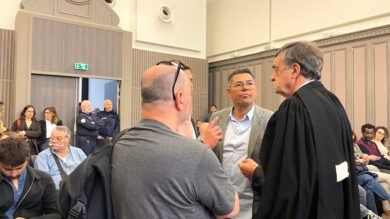 Pascal Galéoté, secrétaire général du CSE du Grand port maritime de Marseille et Bernard Cristalli (de dos) en compagnie de leur avocat Me Philippe Vouland, lors l'audience de leur procès pour abus de confiance, le 28 avril 2026. (Photo C.By.)