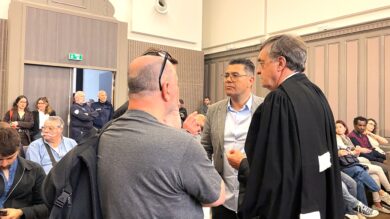Pascal Galéoté, secrétaire général du CSE du Grand port maritime de Marseille et Bernard Cristalli (de dos) en compagnie de leur avocat Me Philippe Vouland, lors l'audience de leur procès pour abus de confiance, le 28 avril 2026. (Photo C.By.)