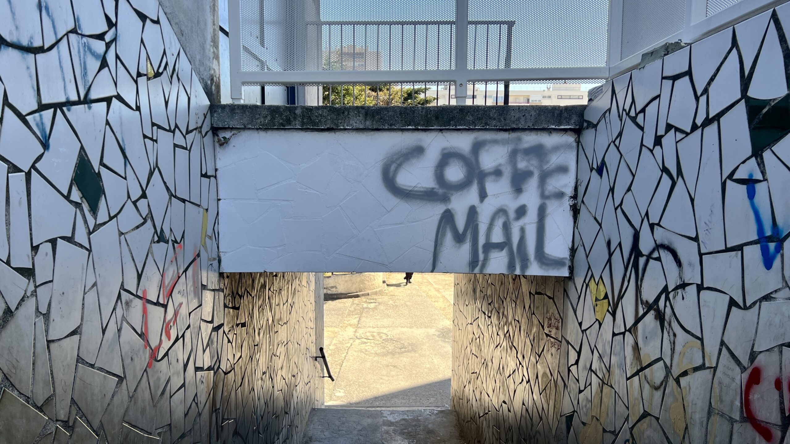 Le "coffee", autre nom du point de deal, ici au Mail dans le 14e arrondissement. (Photo : CMB)