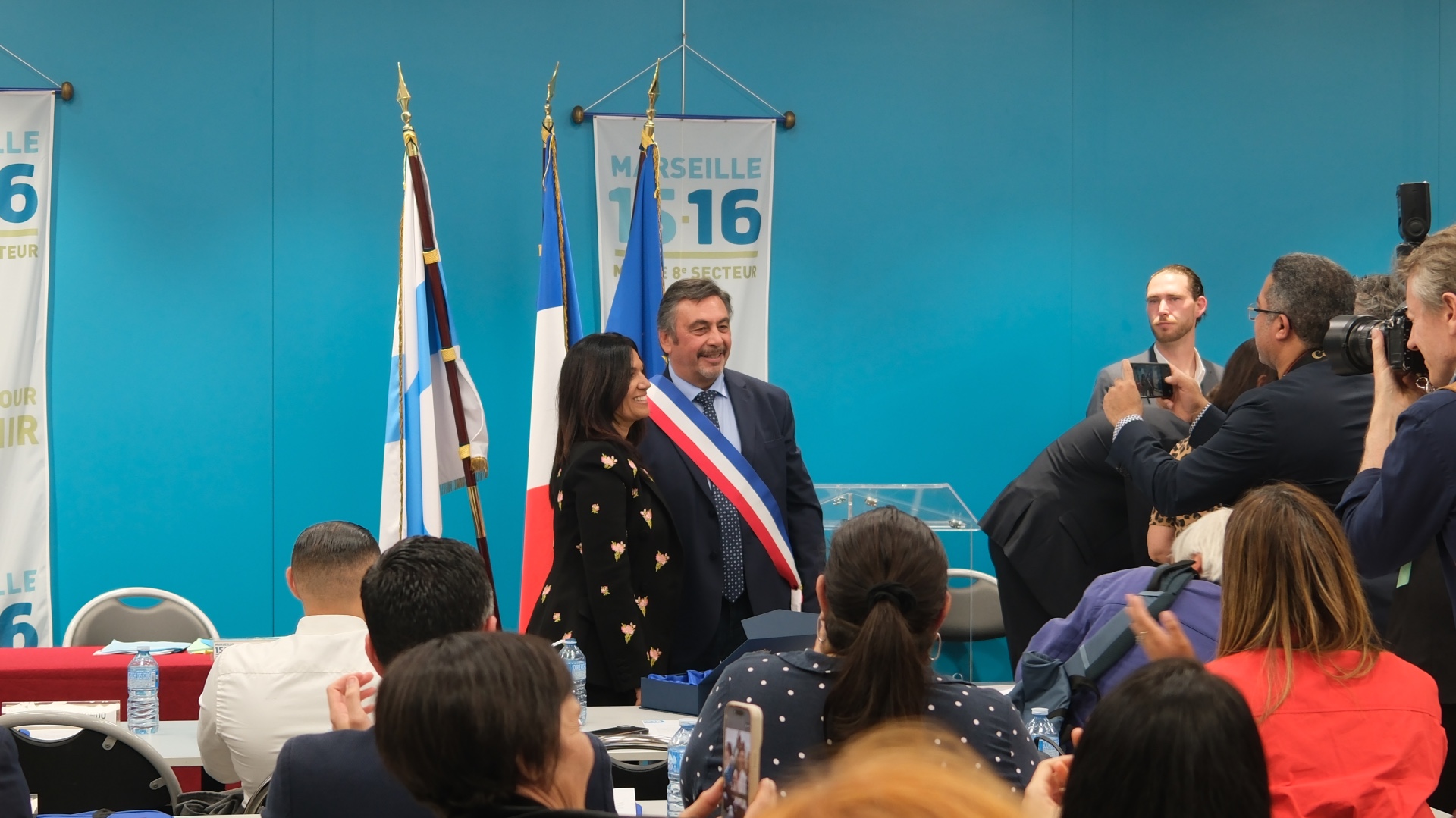 Samia Ghali (DVG) remet l’écharpe de maire des 15/16 à Jean-Marc Coppola (PCF). (Photo : ML)