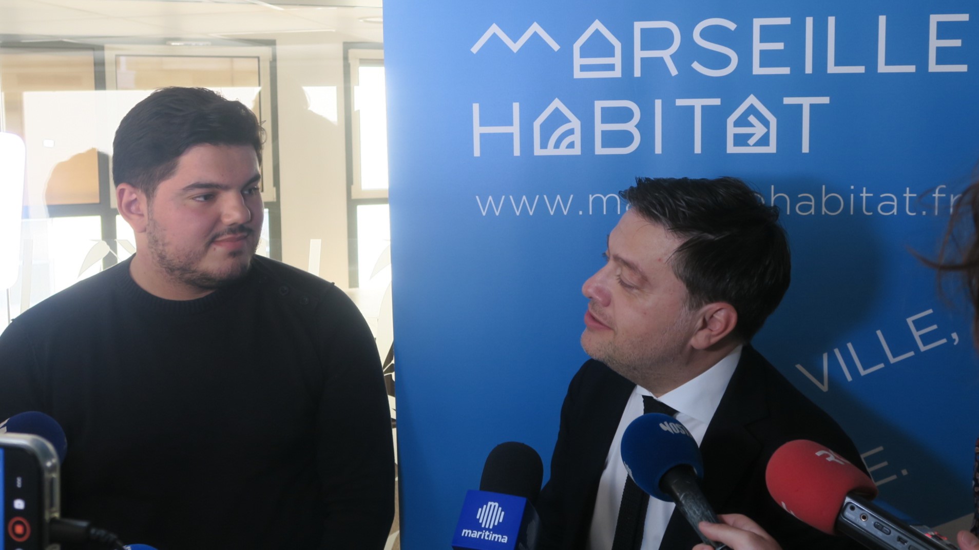 Amine Kessaci et Benoît Payan, au sein du siège de Marseille habitat. (Photo : BG)