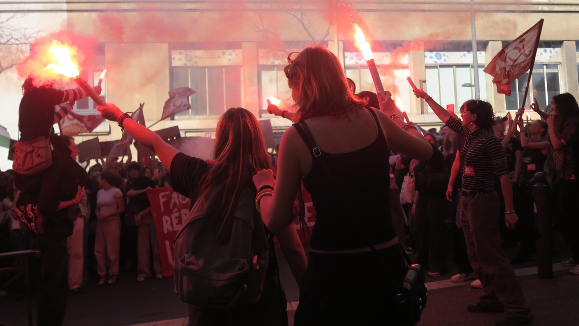 Les lycéens mobilisés devant la direction académique le 26 avril 2026. (Photo : B.G.)