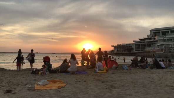 La Ville de Marseille réduit l'ouverture de nuit de la plage des Catalans en cas de canicule