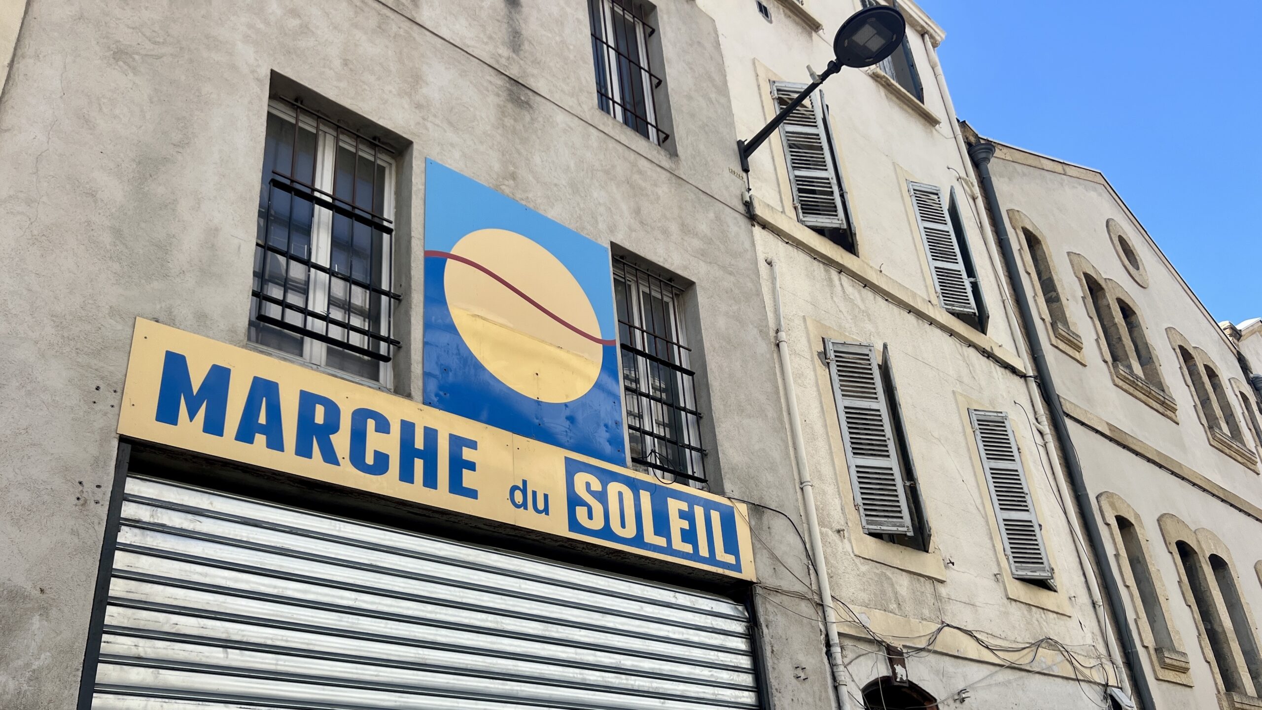Le rideau baissé du Marché du Soleil rue Fauchier, dans le 2ᵉ arrondissement de Marseille. (Photo : CMB)