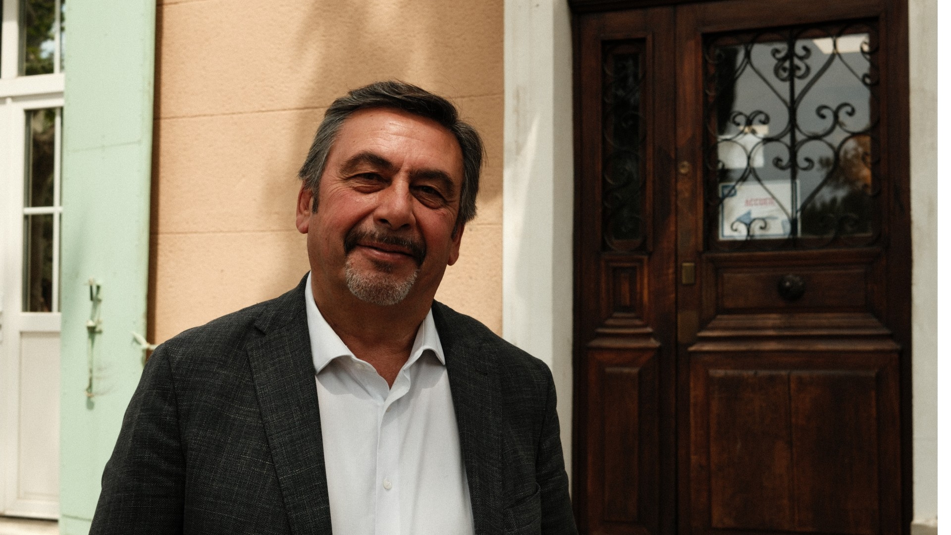 Jean-Marc Coppola devant la mairie des 15ᵉ et 16ᵉ arrondissements. (Photo : ML)