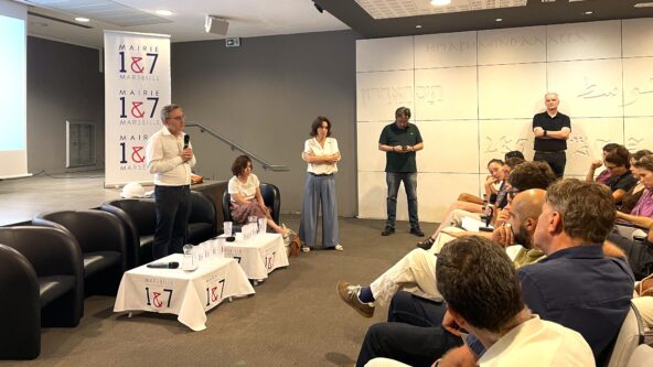 Réunion publique après un effondrement rue Halle-Delacroix, avec Franck Caro, directeur de la Splain, Audrey Gatian, présidente de la Splain et Sophie Camard, maire des 1/7, le 24 juin 2026. (Photo C.By.)