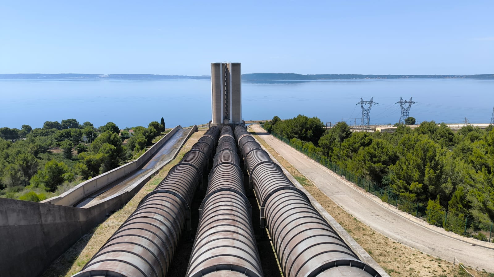 La centrale hydroélectrique EDF de Saint-Chamas. (Photo : Zoé Cottin)