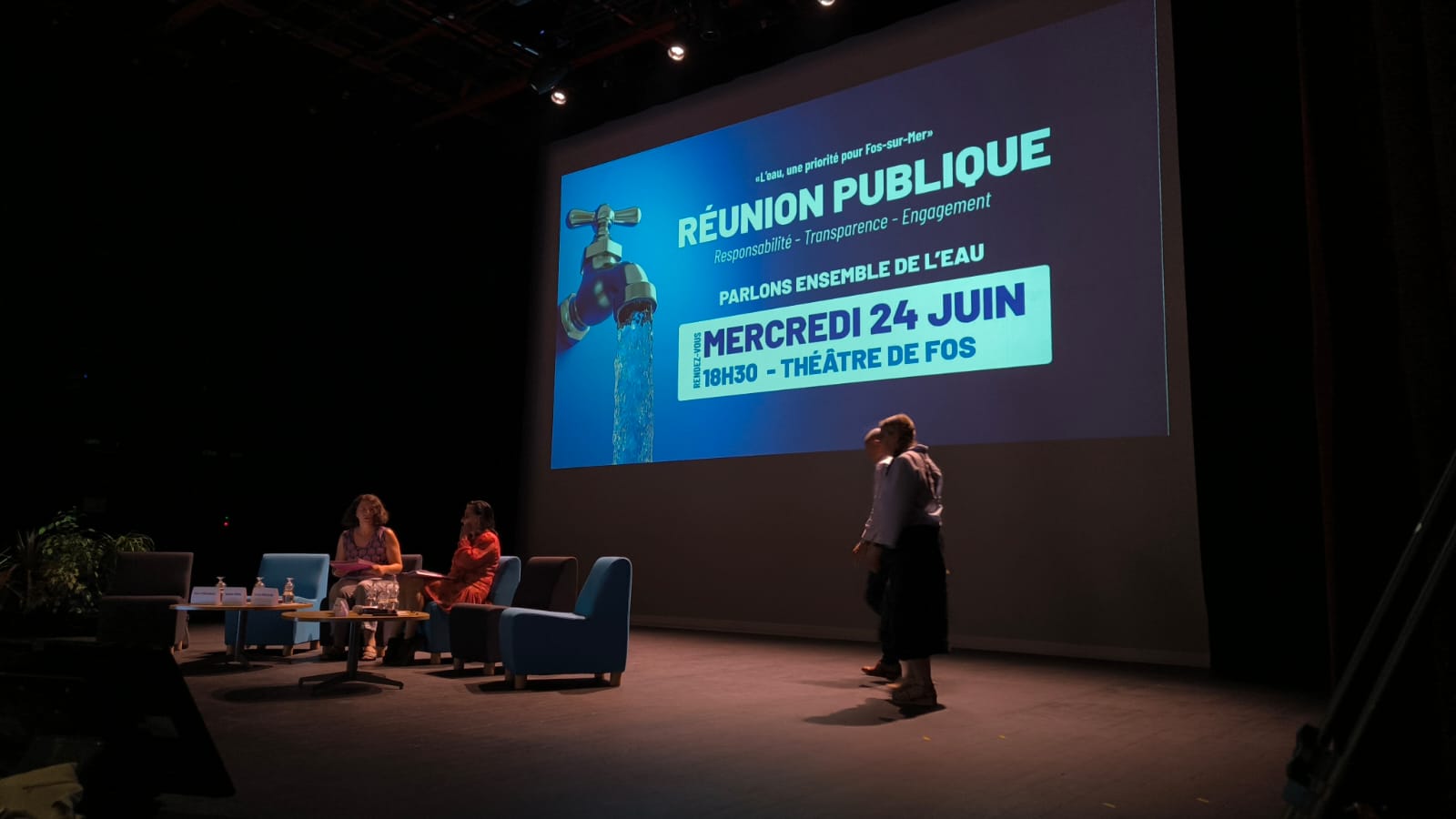Première réunion publique à Fos-sur-Mer pour informer les riverains sur la pollution de la nappe phréatique de la Crau. (Photo : Z.C.)