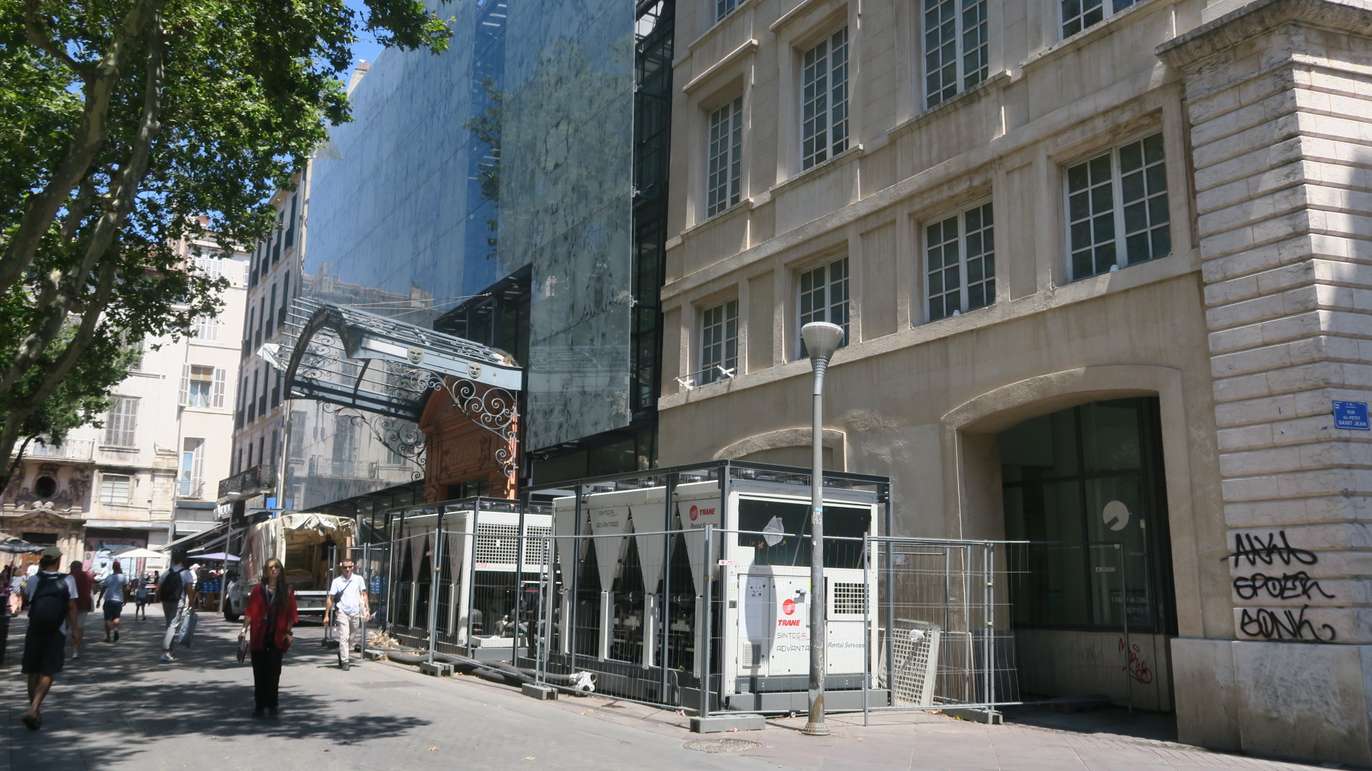 Climatiseurs de secours au pied de l
