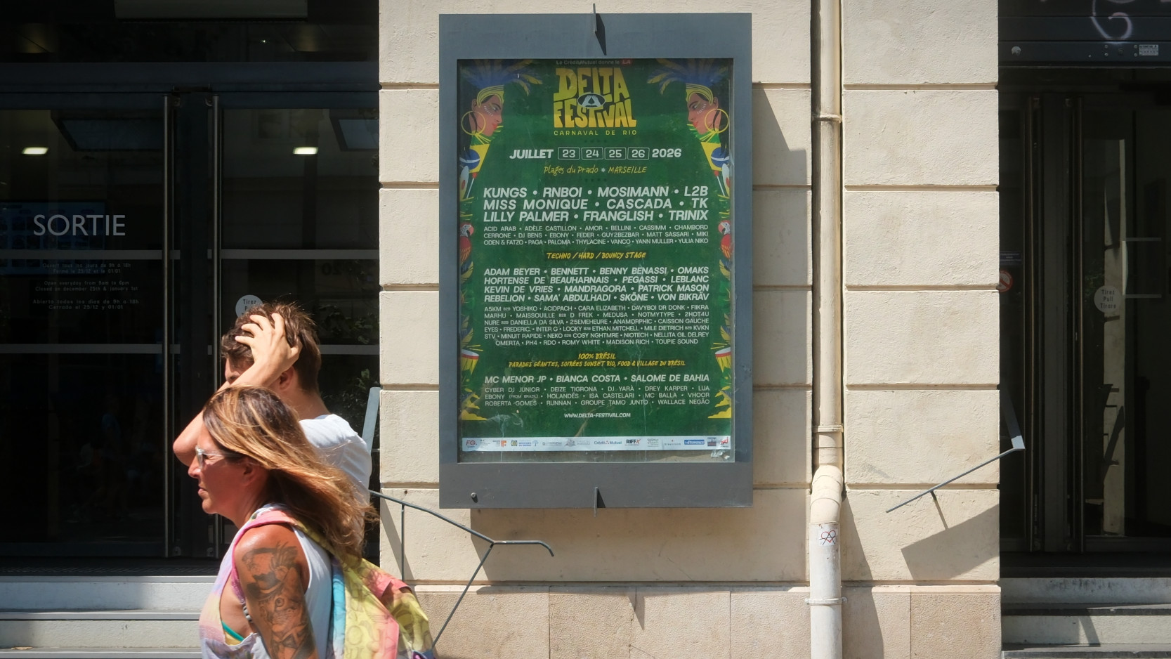 Une affiche du Delta Festival sur le thème du carnaval de Rio, dans le centre-ville de Marseille. (Photo : ML)