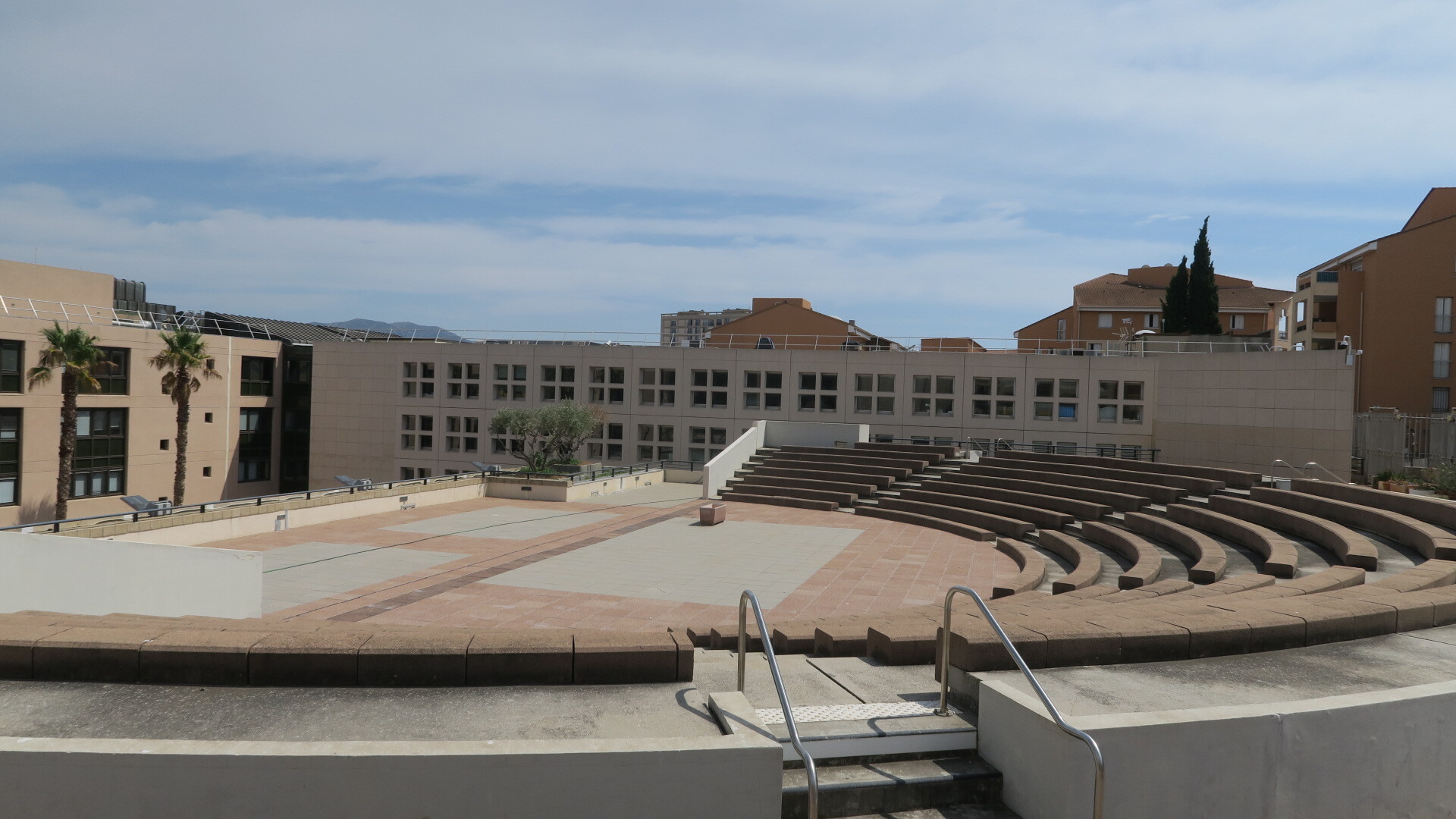 Sur le toit de l’hôtel de région à Marseille, un théâtre à ciel ouvert oublié depuis 30 ans