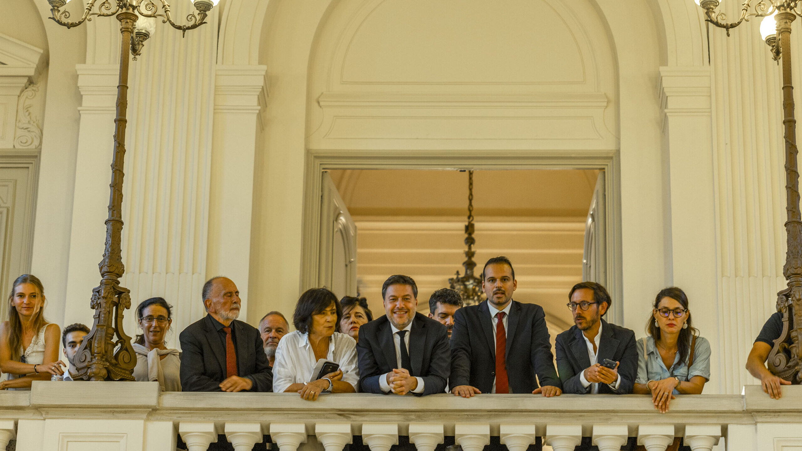 Le maire de Marseille, Benoît Payan, entouré des sénateurs d'union de la gauche réélus aux sénatoriales 2026. (Photo : Emilio Guzmán)