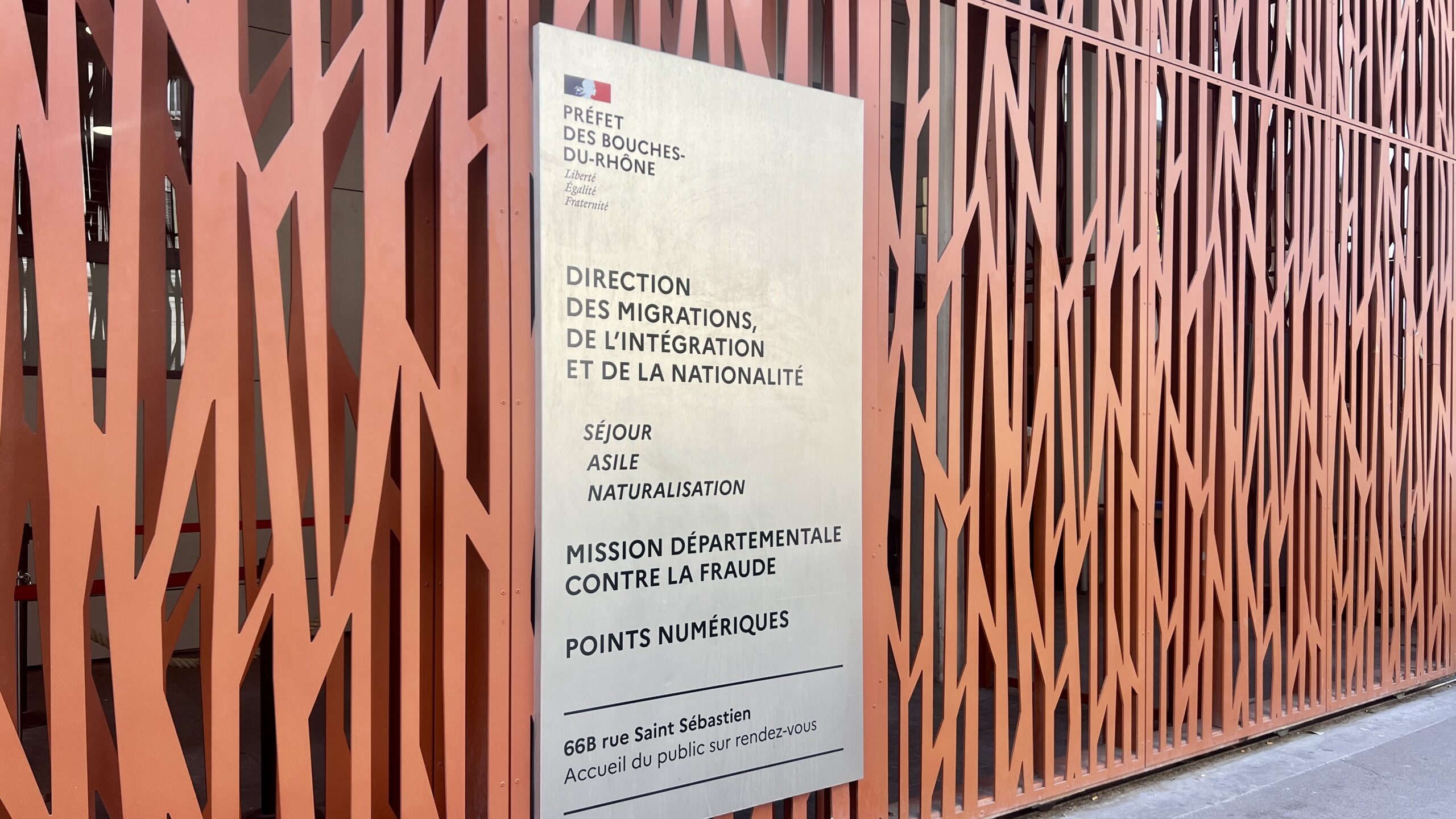 Chaque jour, les usagers viennent par dizaines réclamer un rendez-vous à la préfecture. (Photo C.M.B.)
