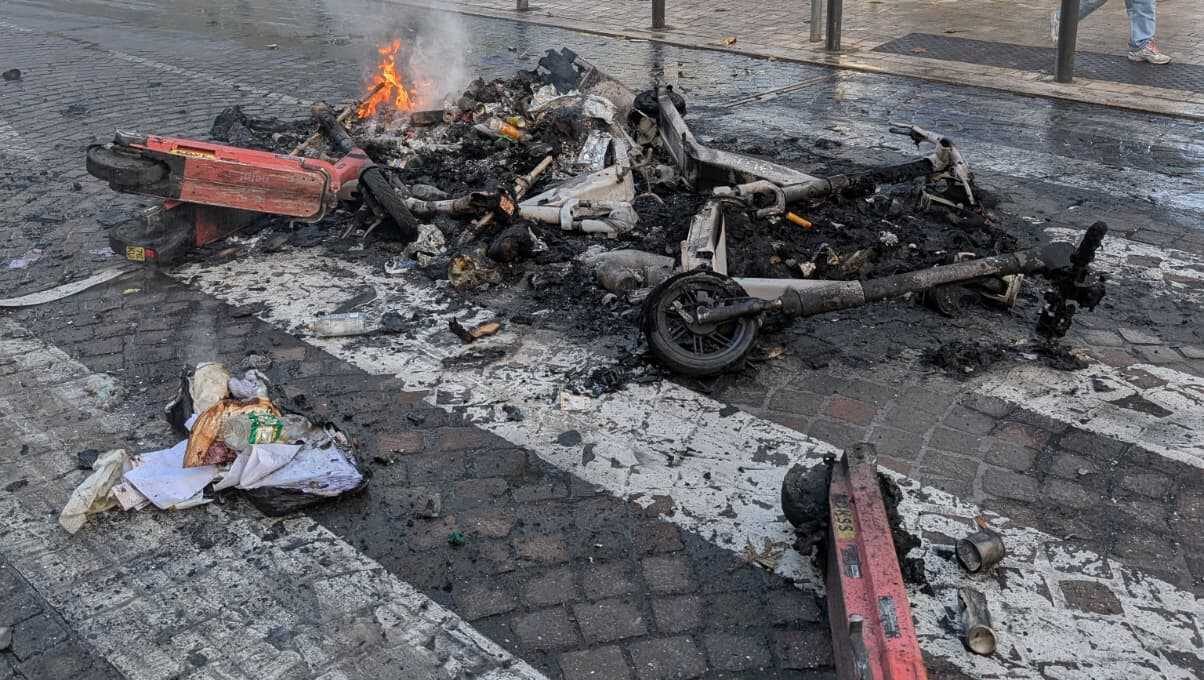Des trottinettes parties en fumée lors de la manifestation du 17 octobre