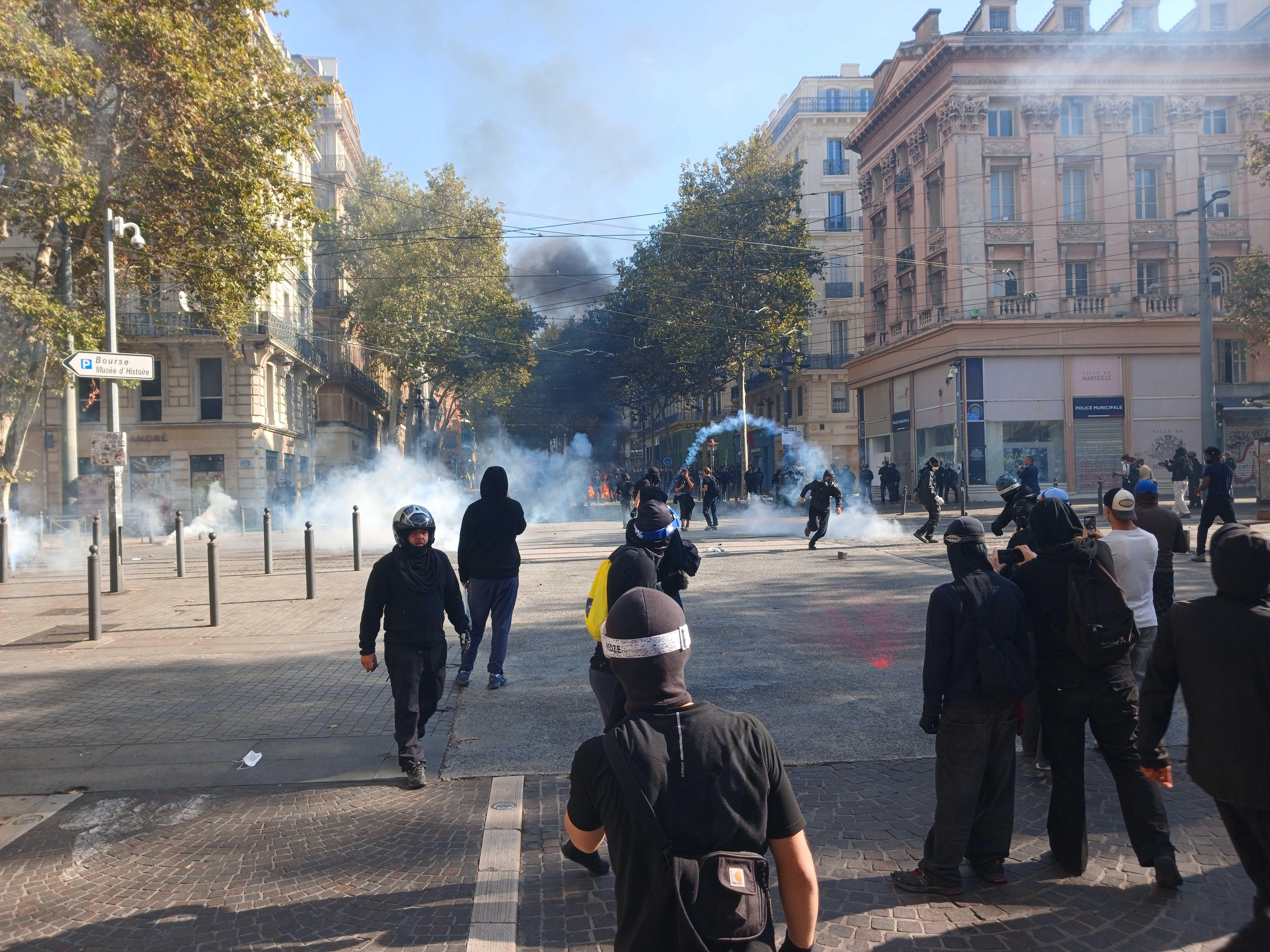 Les manifestants ripostent face aux forces de l'ordre. Photo: B.G.