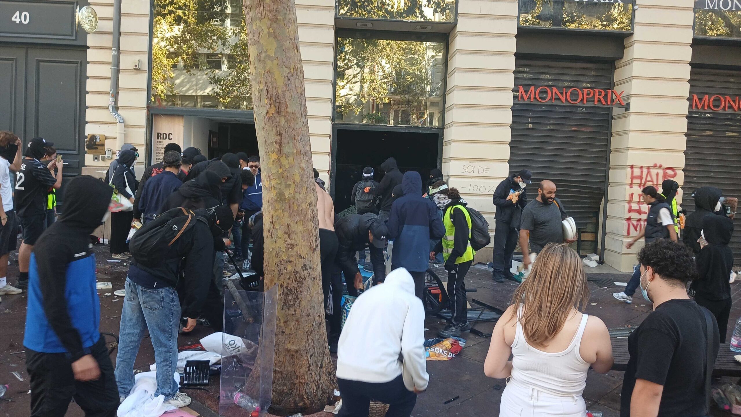 Des jeunes ont cassé les vitrines d'un supermarché et s'y sont introduits.  