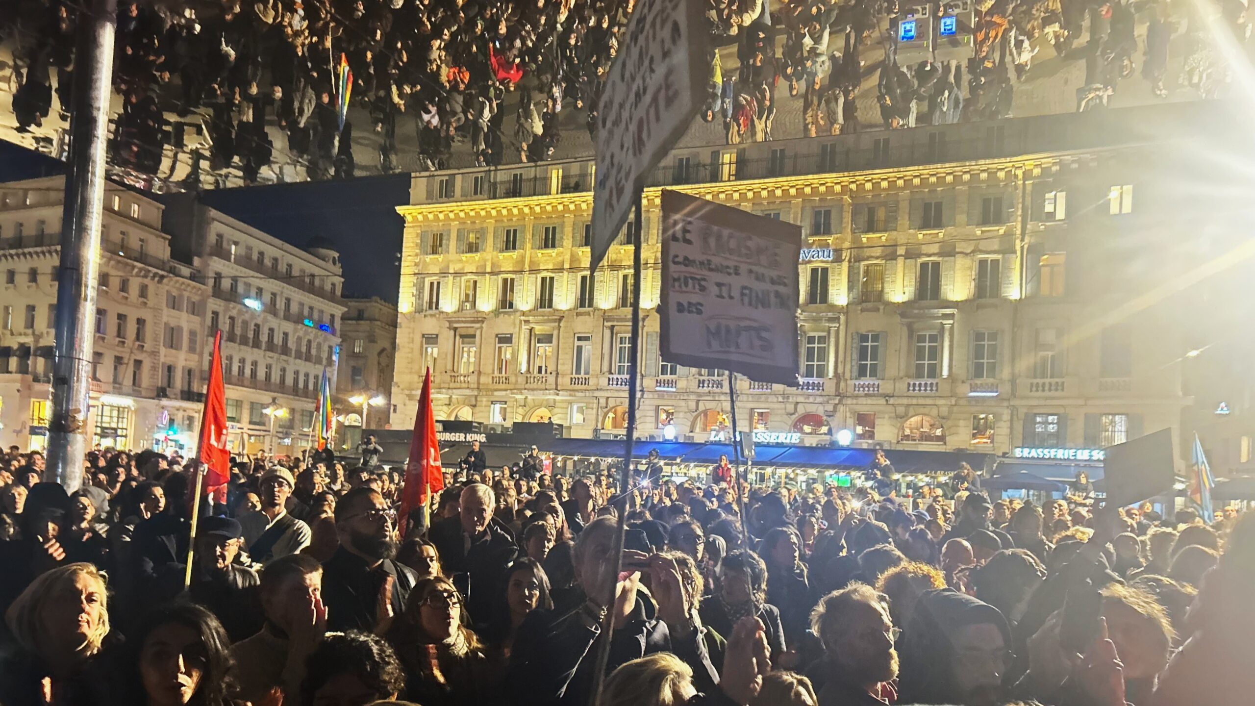 Plusieurs centaines de personnes rassemblées contre la haine à Marseille, le 26 octobre 2026. (Photo : MdF)