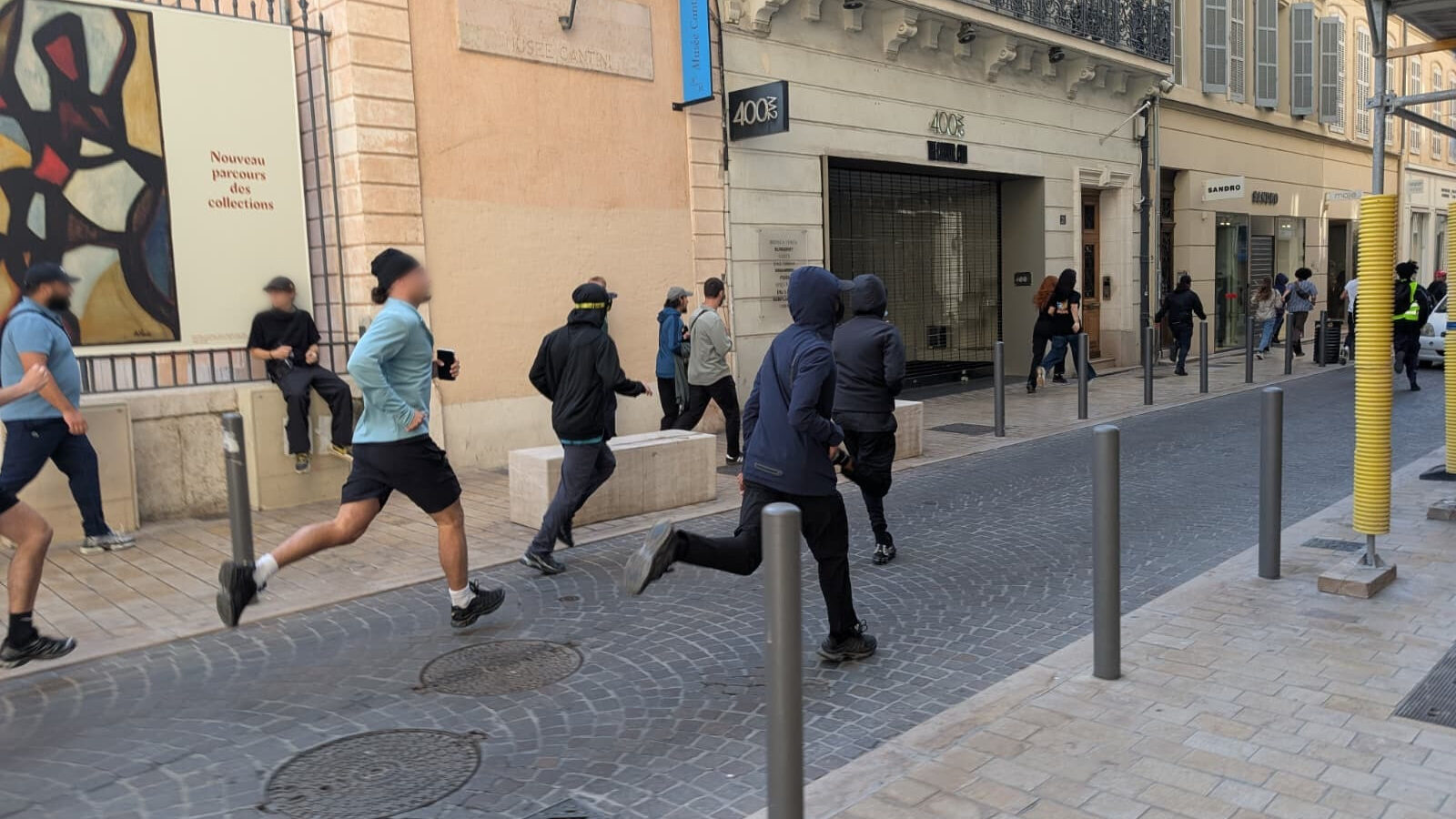 Samedi 17 octobre, dans les rues du centre-ville de Marseille. (Photo : LB)