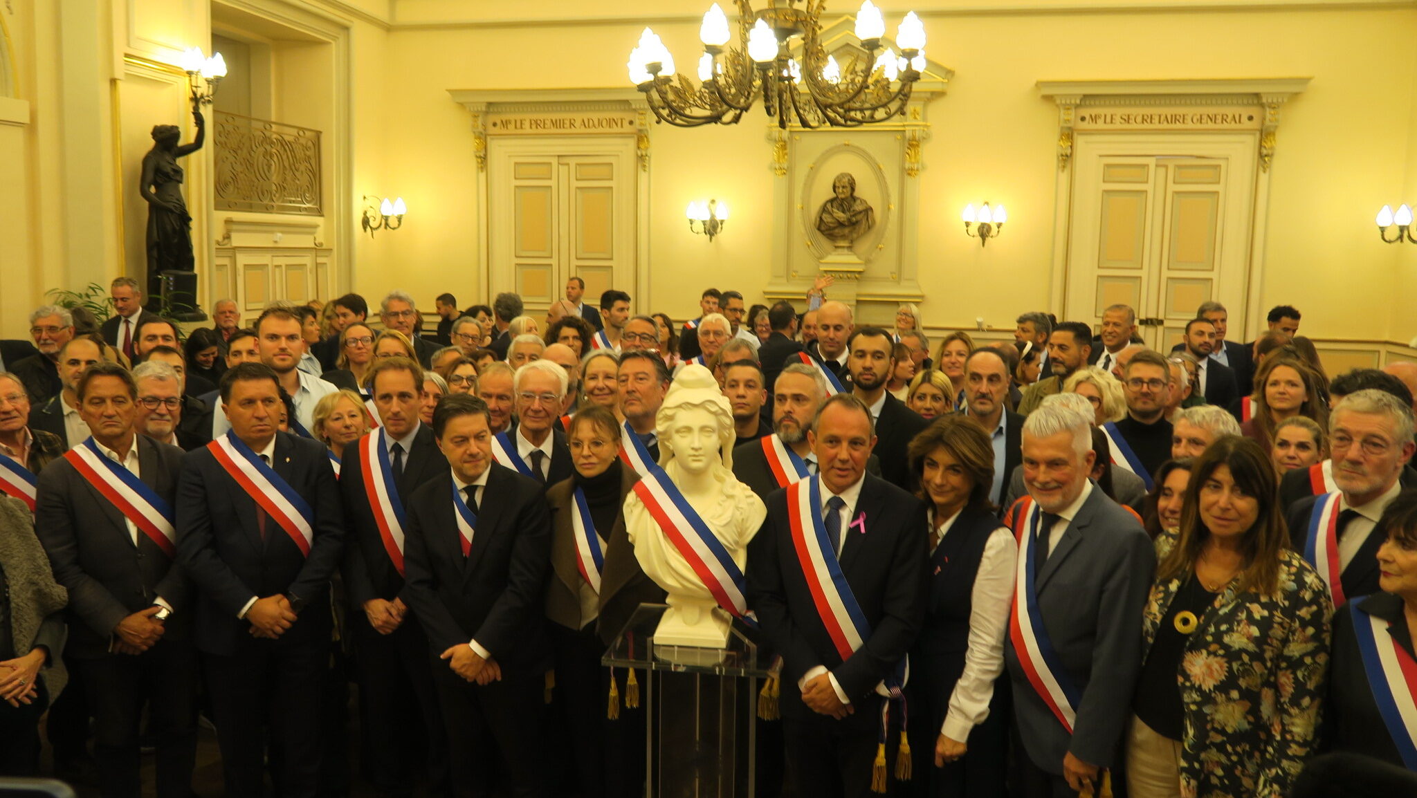 Une Marianne a été remis à Benoit Payan dans l’Hôtel de Ville (Photo M.F)