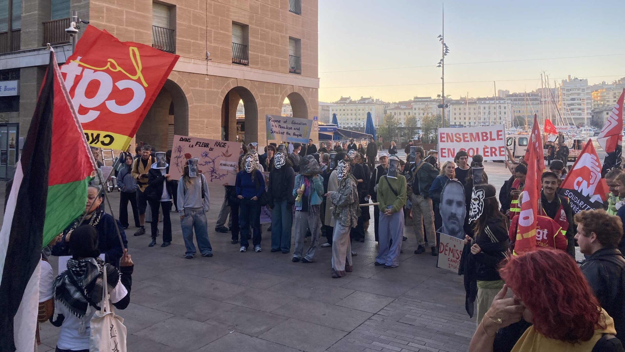 Les étudiants des Beaux-Arts de Marseille mobilisés devant le conseil municipal. Photo : JFP