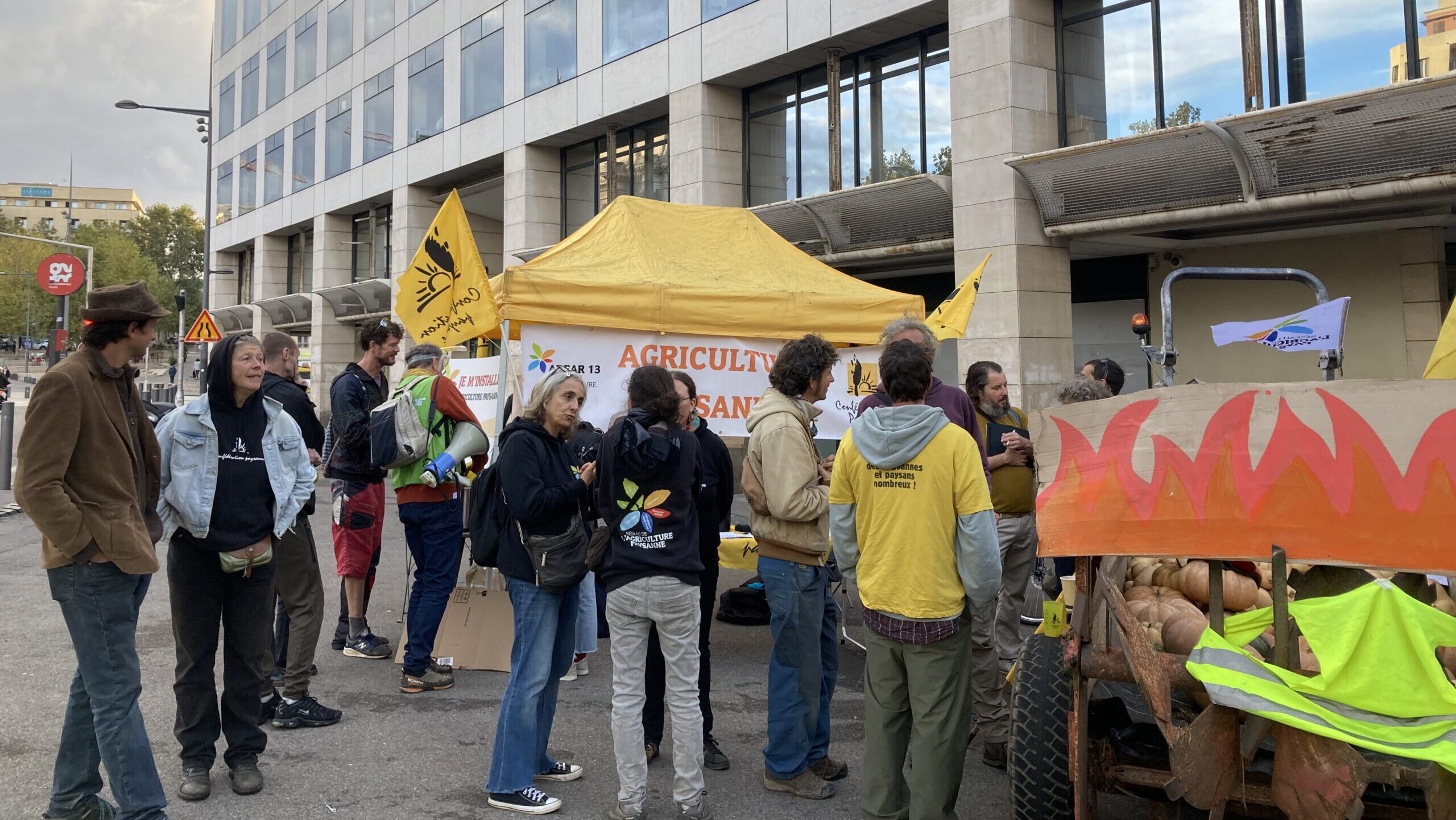 Mobilisation de la Confération payanne et d'Ardear devant le conseil régional, vendredi 23 octobre 2026. (Photo : JFP)