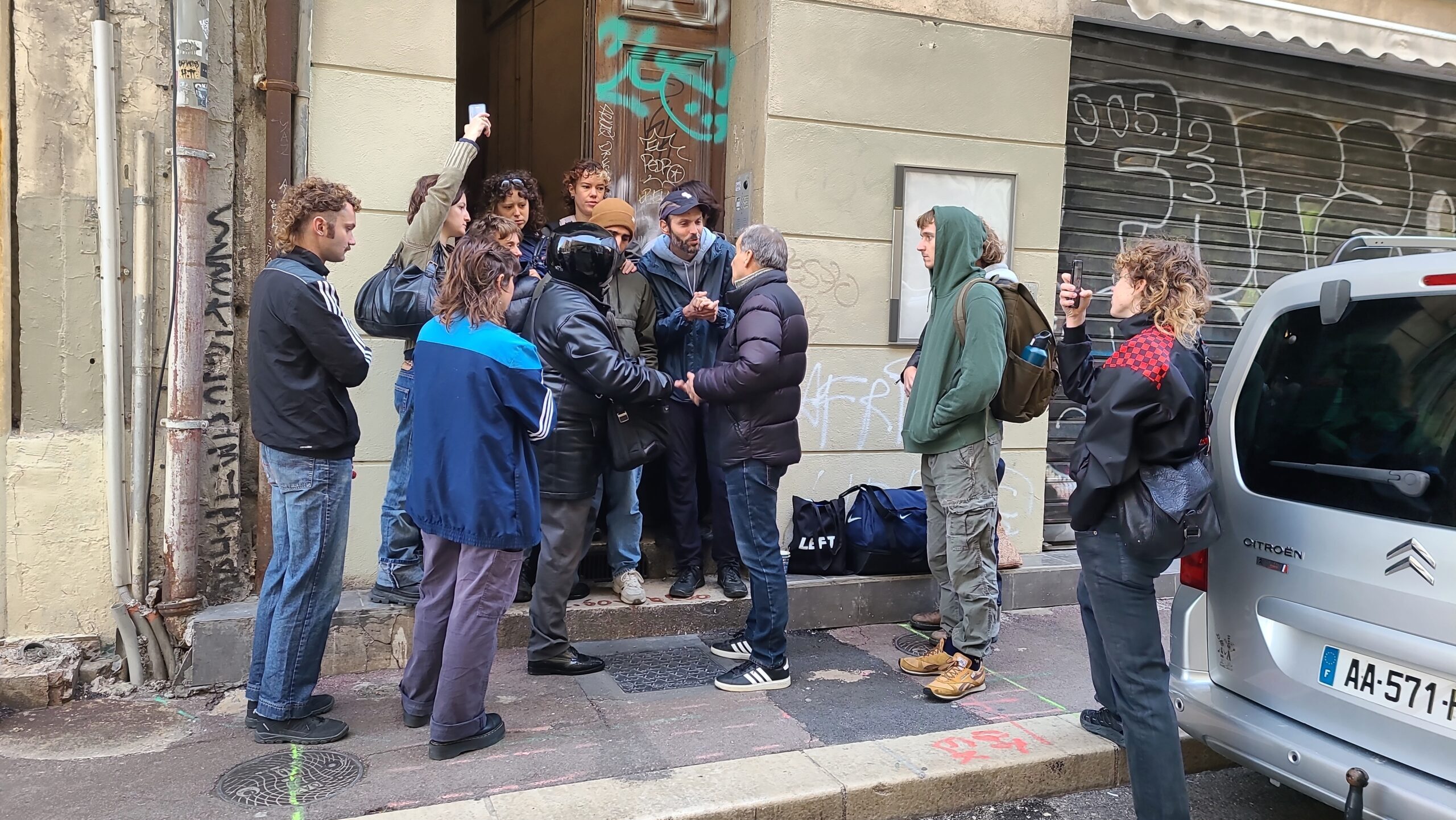 Tentative de conciliation devant le 3 rue Moustier. (Photo : Myriam Léon)