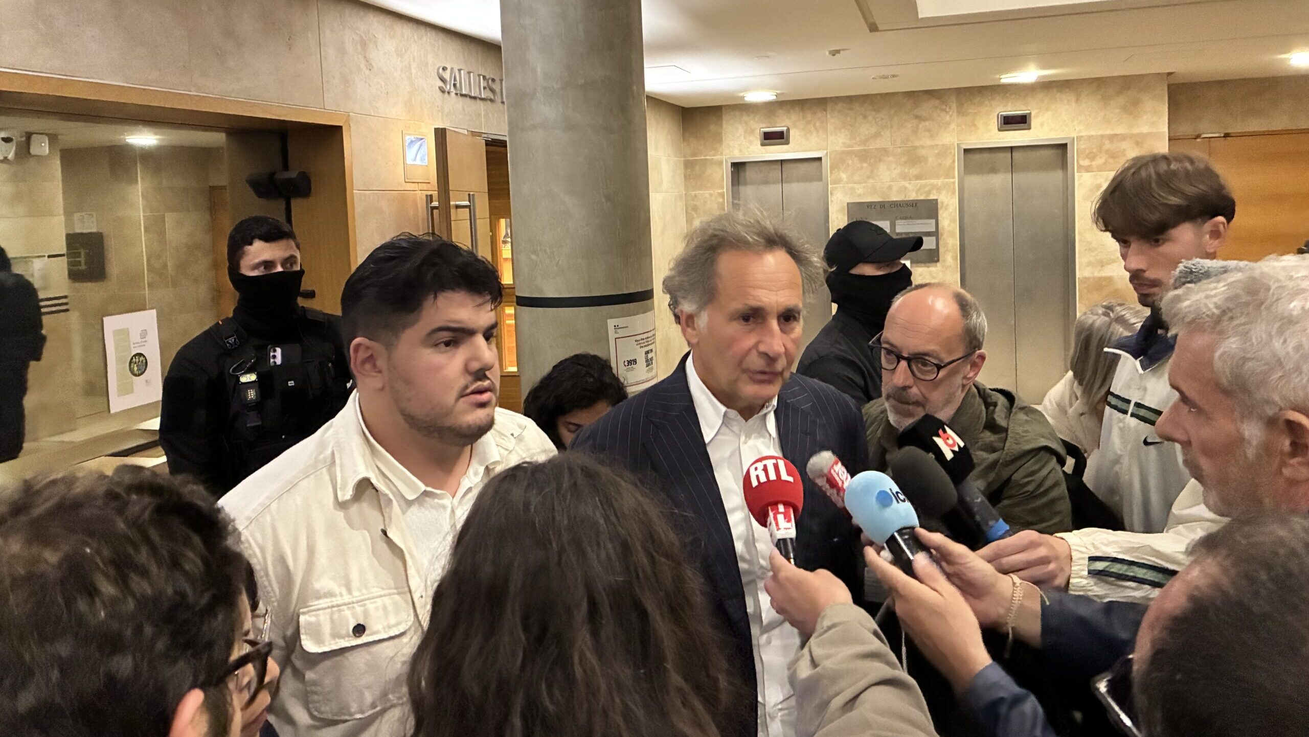 Amine Kessaci et son avocat, Pierre-Olivier Sur, au sortir de l'audience, le 19 octobre 2026. (Photo : CBy)
