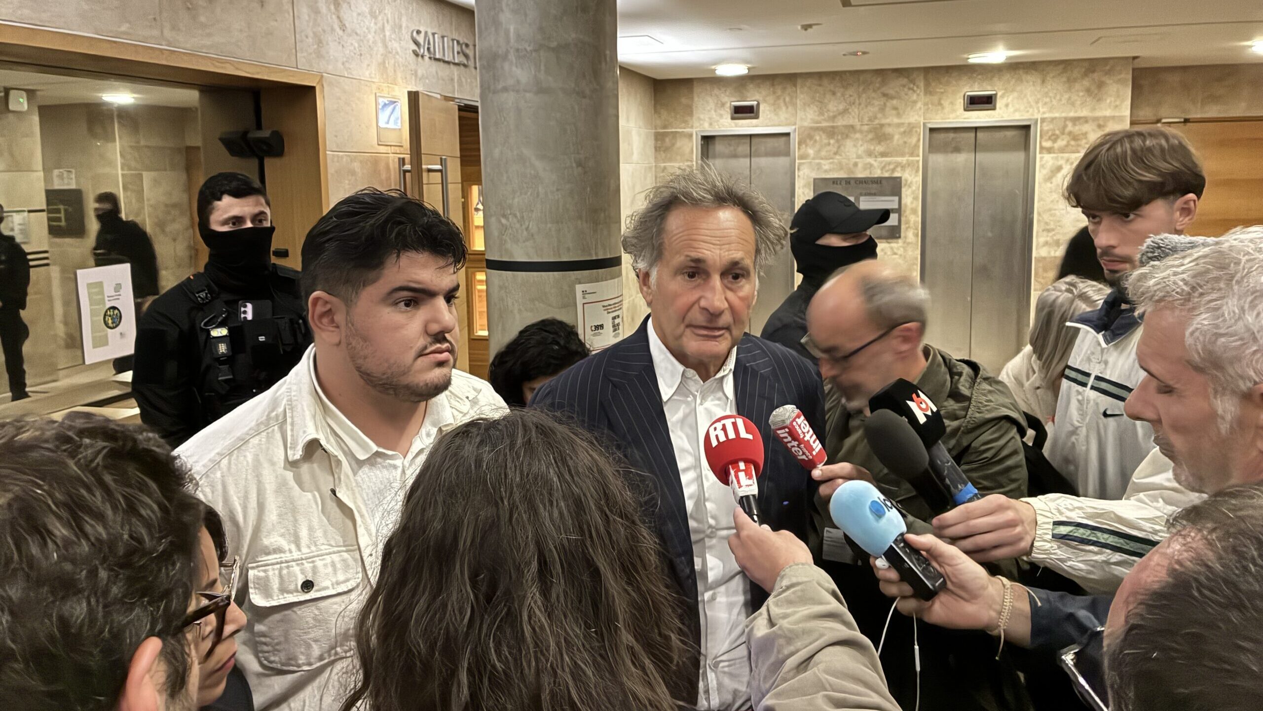 Amine Kessaci et son avocat, Pierre-Olivier Sur, au sortir de l'audience, le 19 octobre 2026. (Photo : CBy)