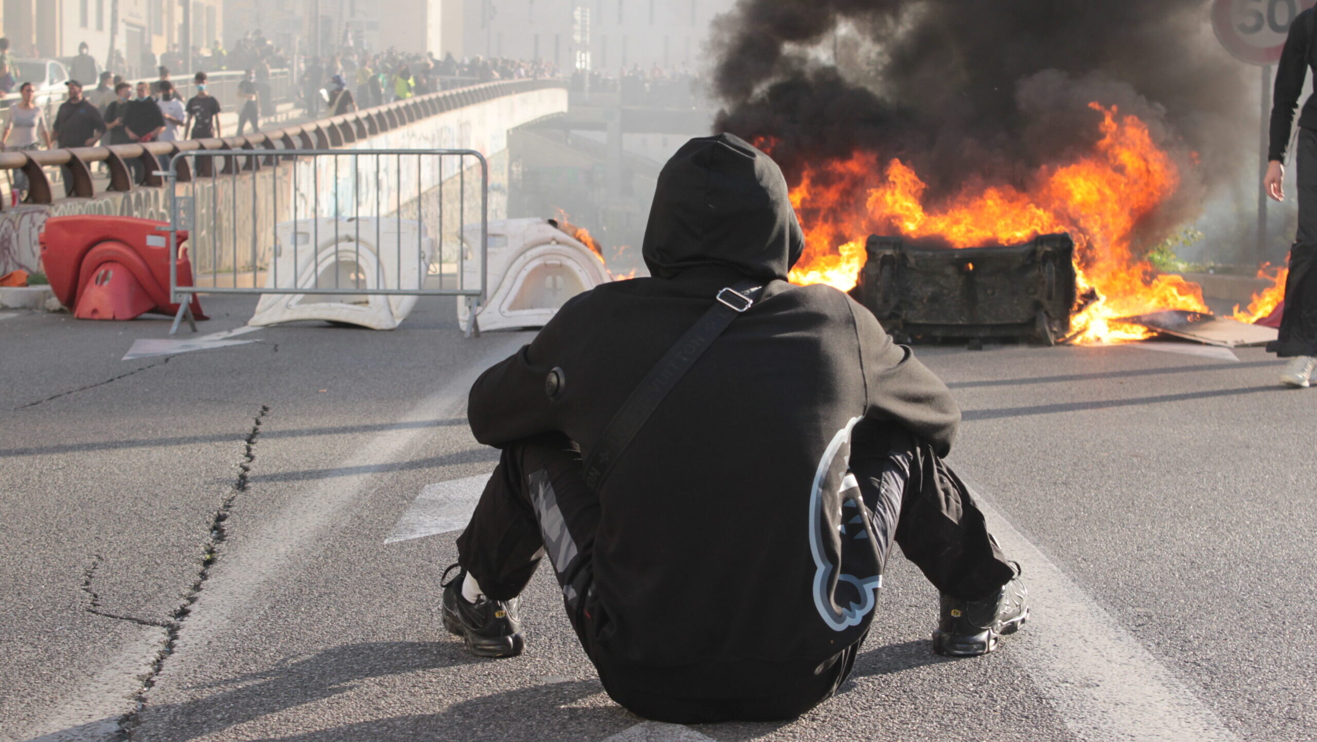Un jeune participe au blocage de l'autoroute A7. (Photo : Mahault de Fontainieu)