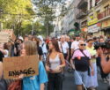 Manifestation à Marseille avec des manifestants tenant des pancartes.