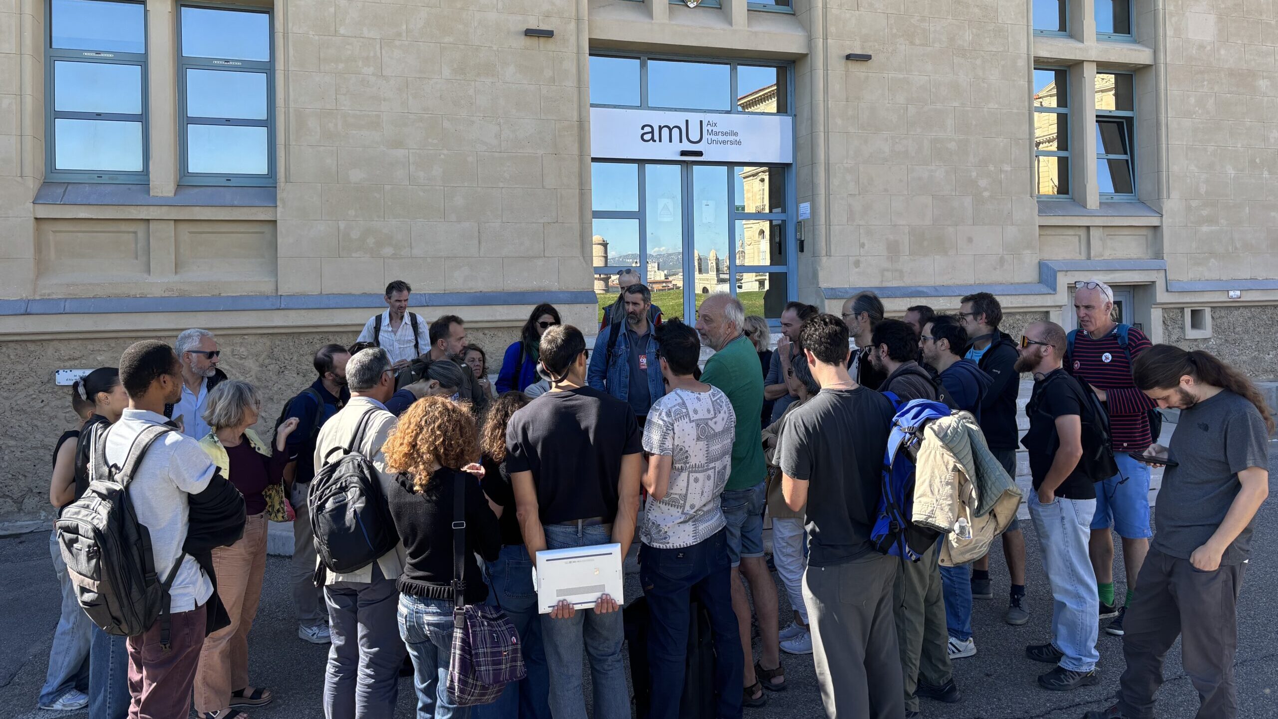 Des syndicalistes attroupés devant le Palais du Pharo. (Photo : Anton Kopp)