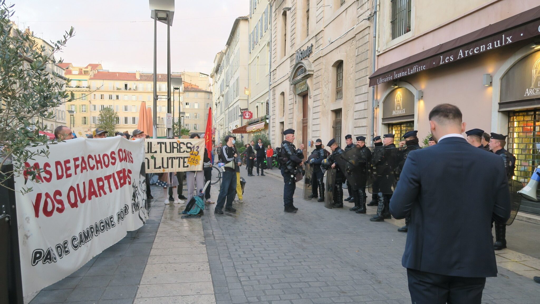 Des militants antifascistes manifestent contre la venue de Charles Alloncle à Marseille